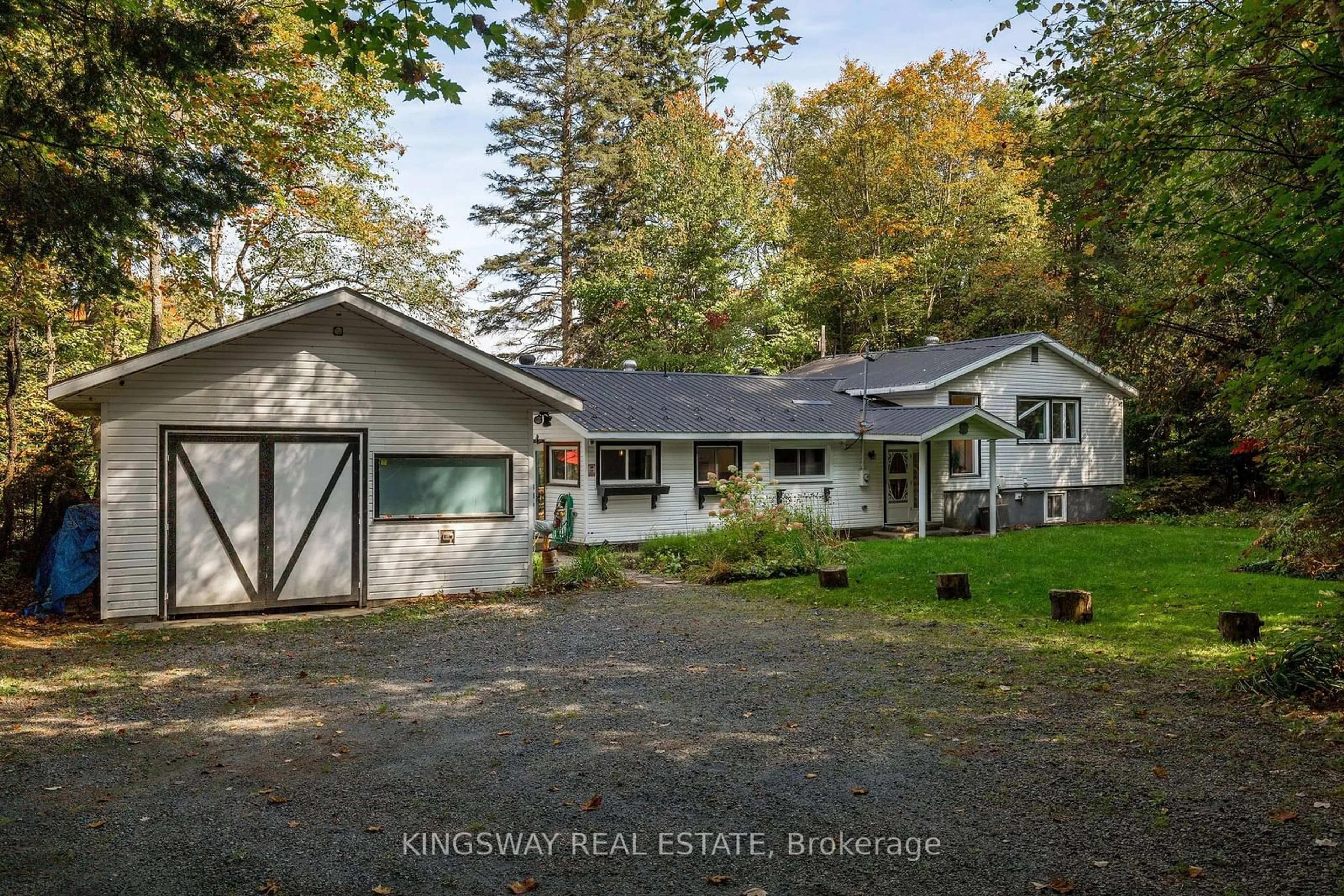 Frontside or backside of a home, cottage for 325 Balsam Chutes Rd, Huntsville Ontario P0B 1L0