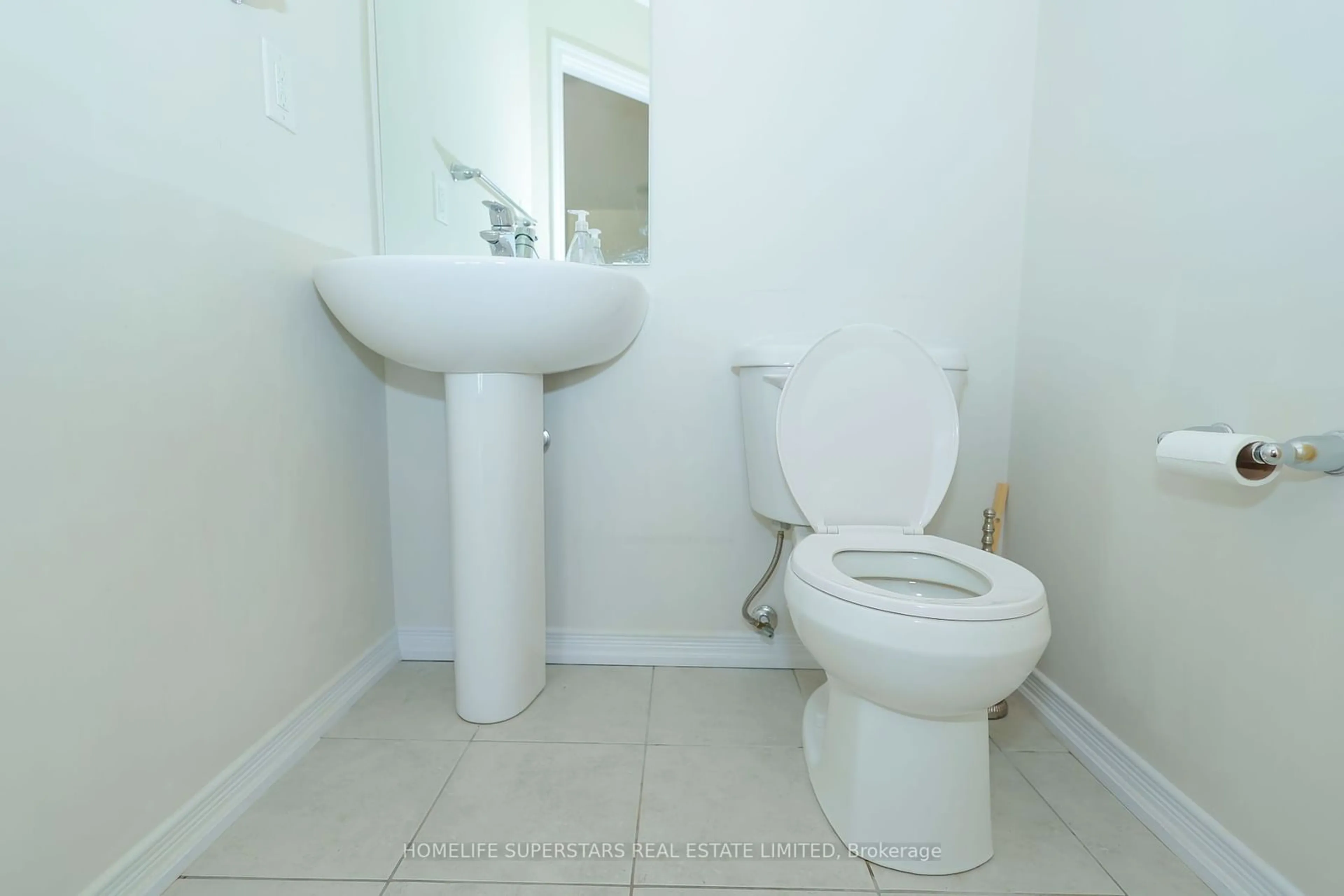 Standard bathroom, not visible floor for 8811 Chickory Tr, Niagara Falls Ontario L2H 2Y6