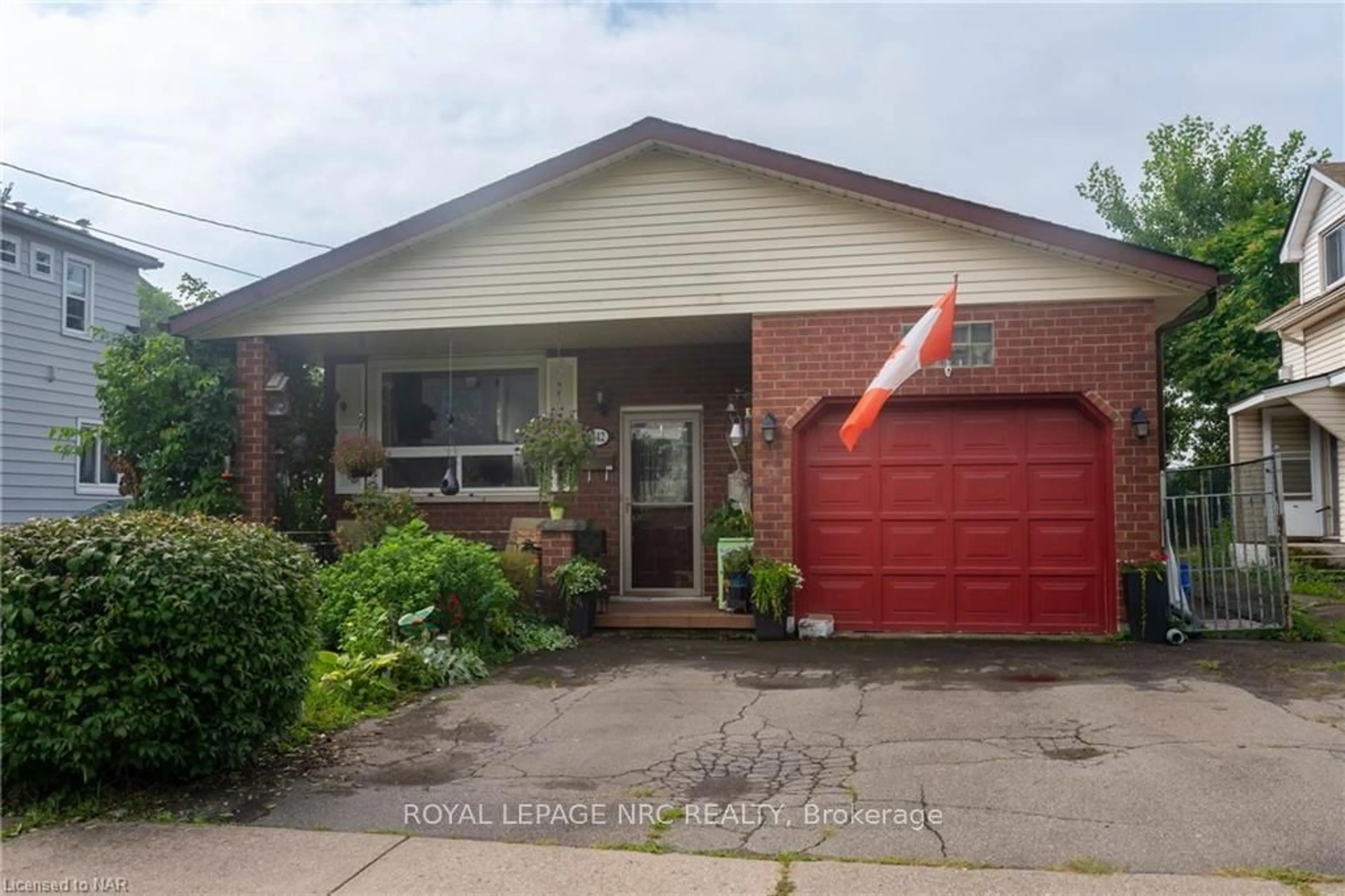 Frontside or backside of a home for 6442 Taylor St, Niagara Falls Ontario L2G 2G1