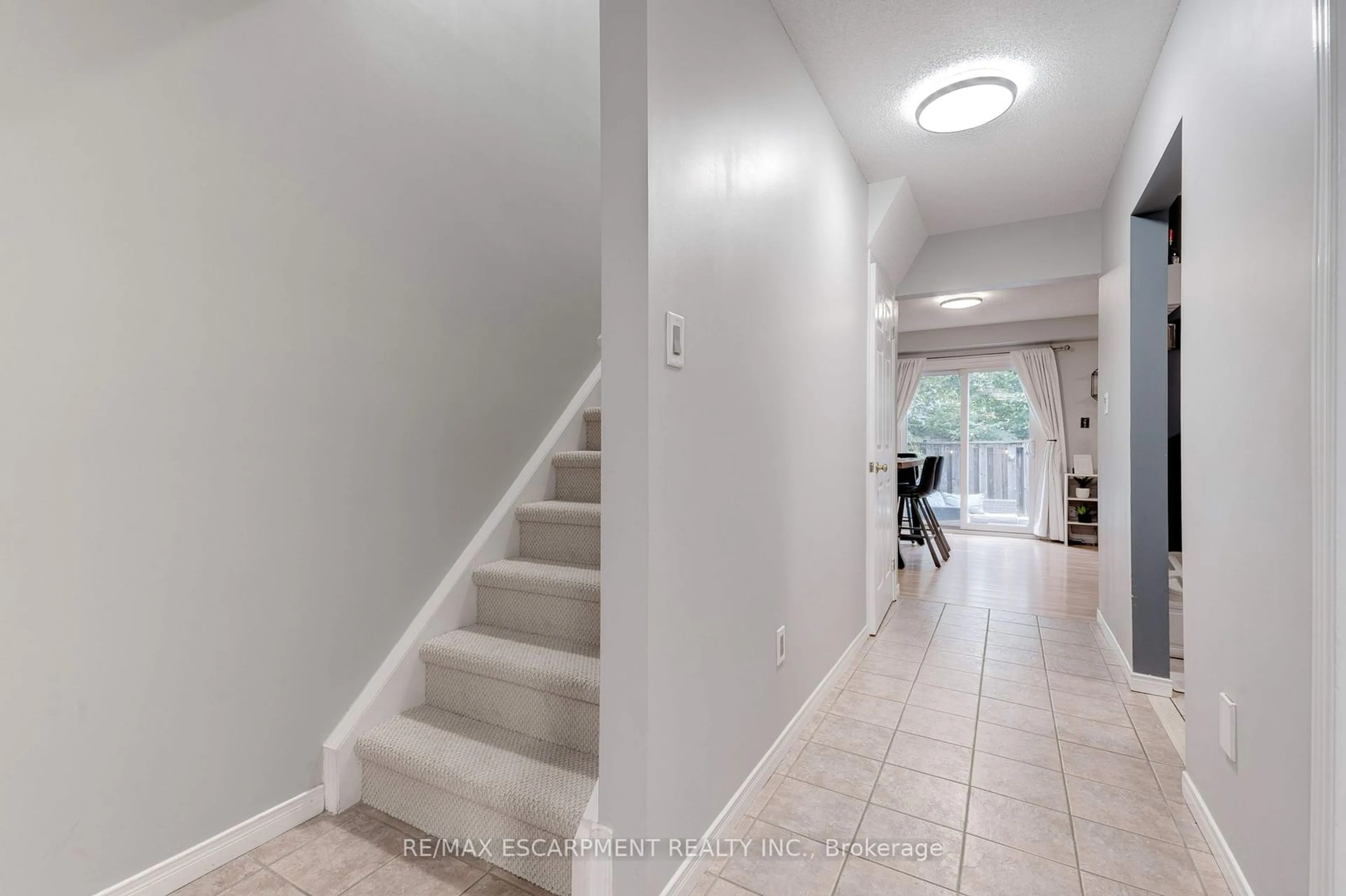 Indoor entryway, not visible floor for 386 Highland Rd #31, Hamilton Ontario L8J 3P9