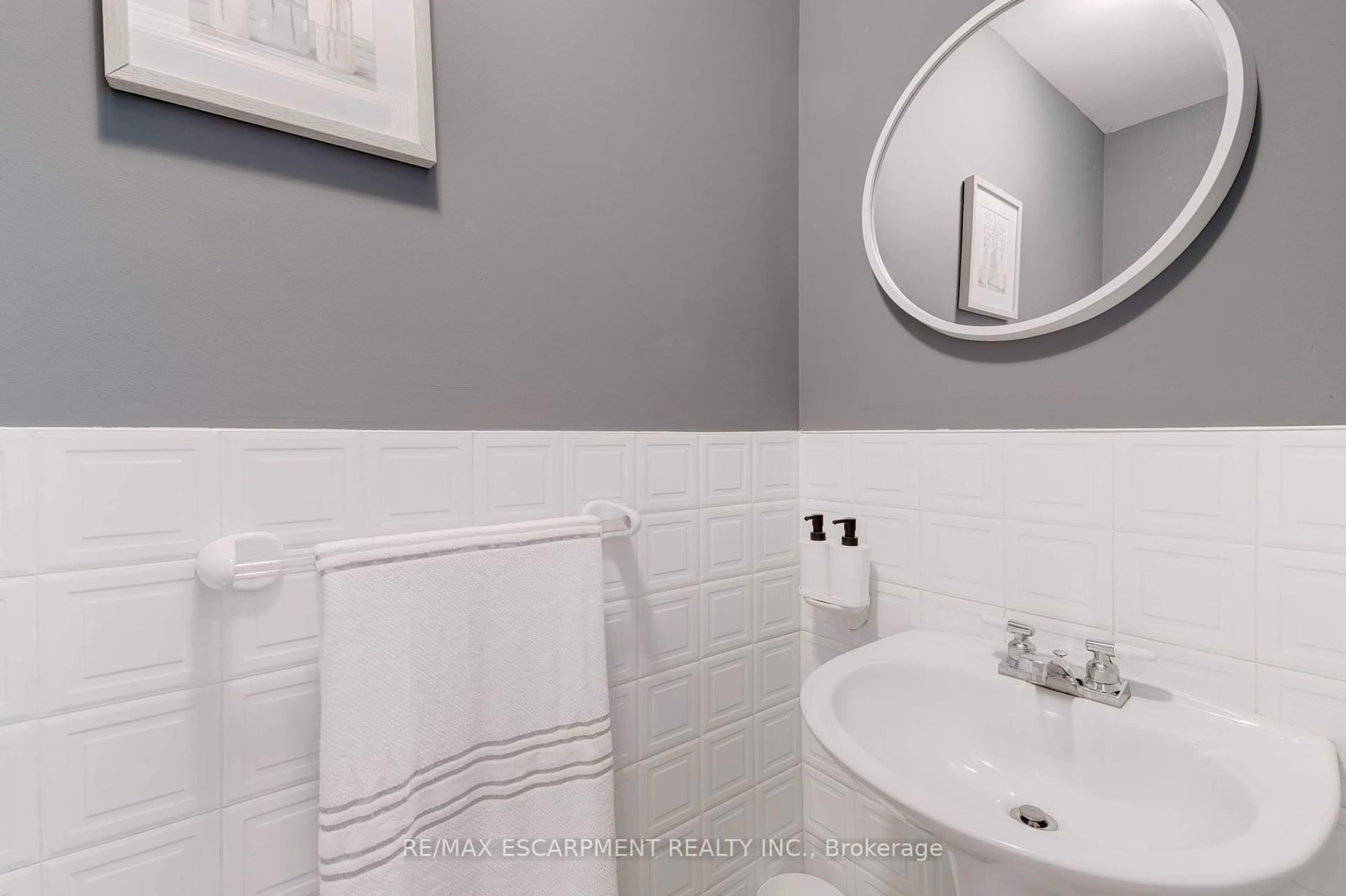 Bathroom, ceramic floors for 386 Highland Rd #31, Hamilton Ontario L8J 3P9