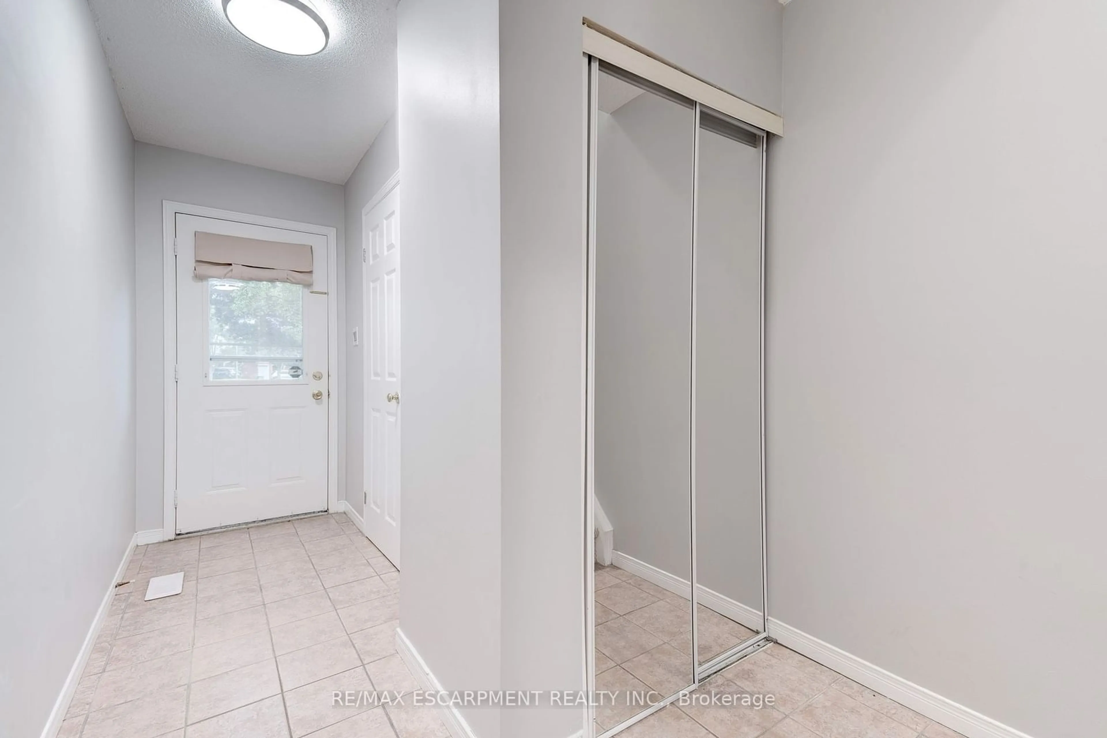 Indoor entryway, not visible floor for 386 Highland Rd #31, Hamilton Ontario L8J 3P9