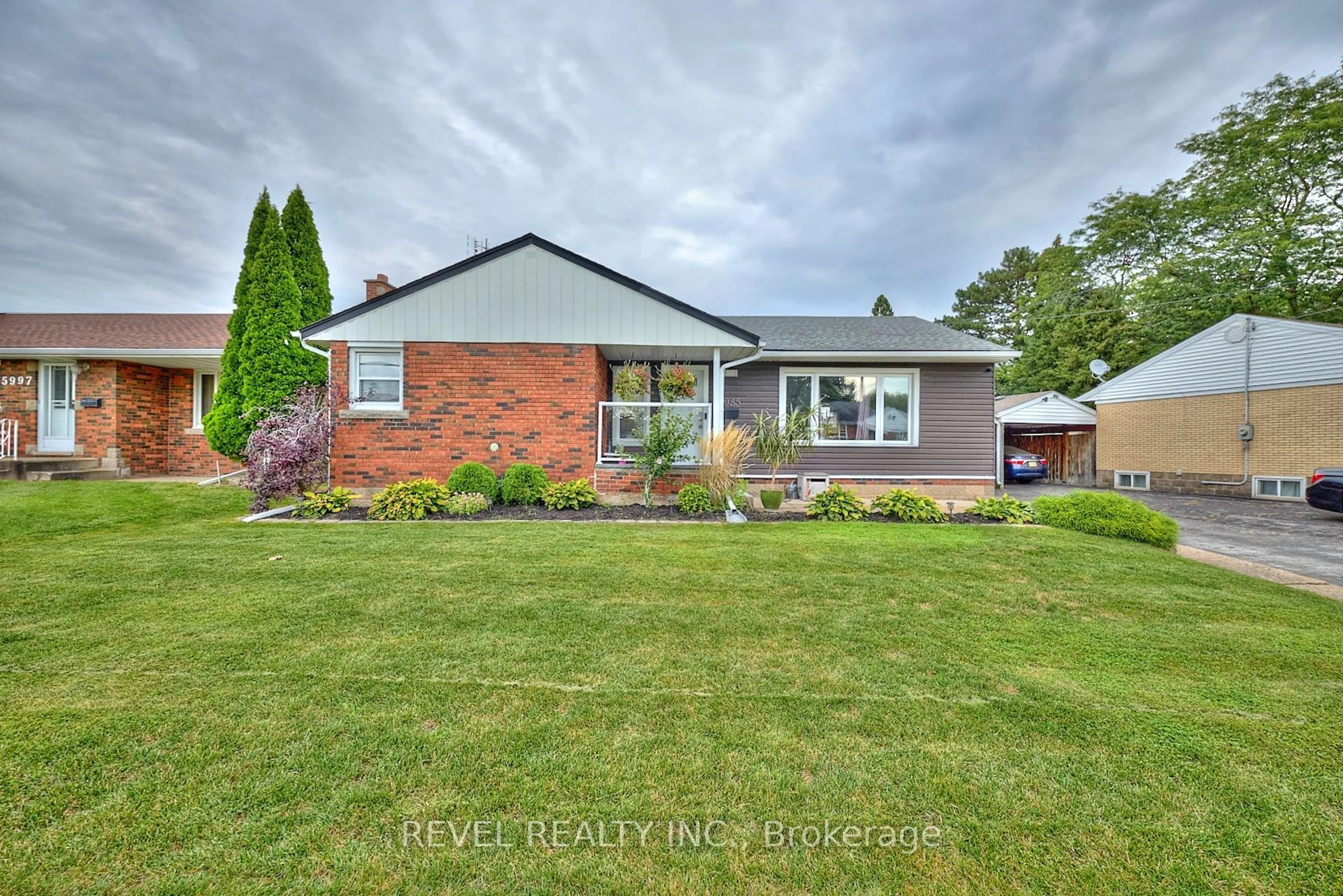 Frontside or backside of a home for 5985 Scott St, Niagara Falls Ontario L2E 3B3