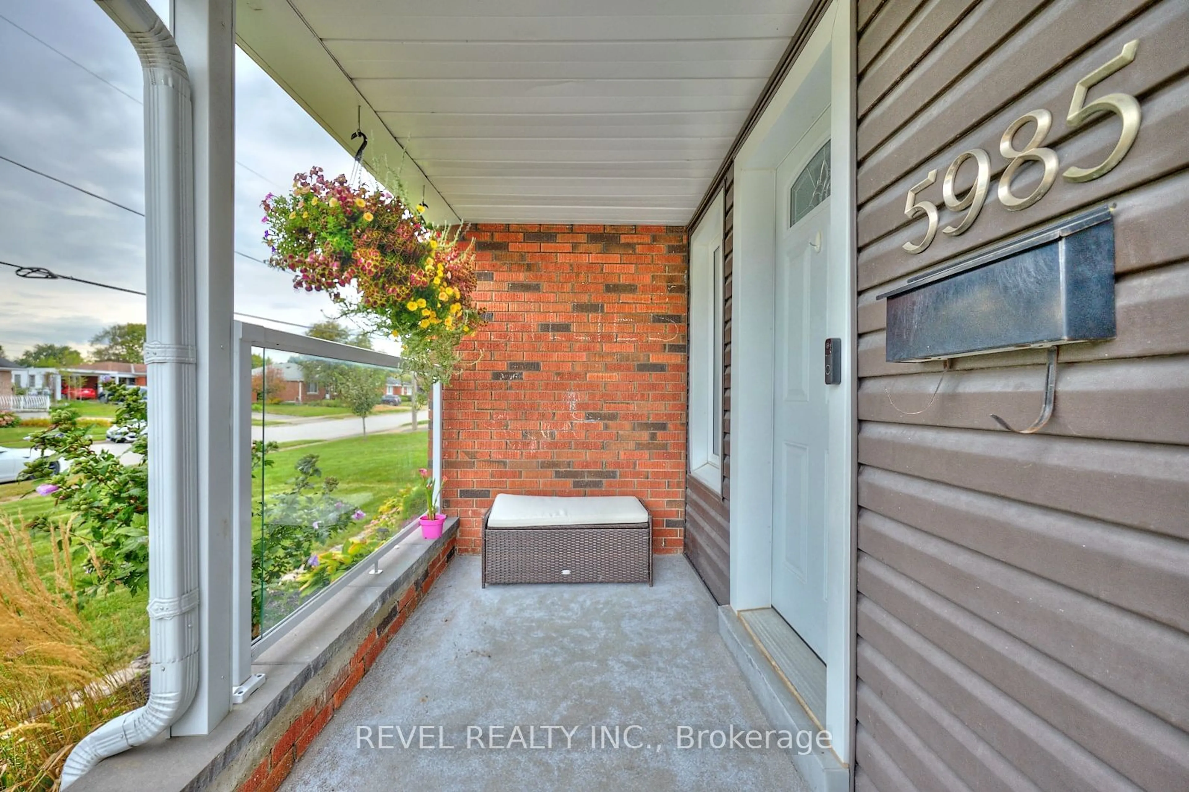 Indoor entryway for 5985 Scott St, Niagara Falls Ontario L2E 3B3