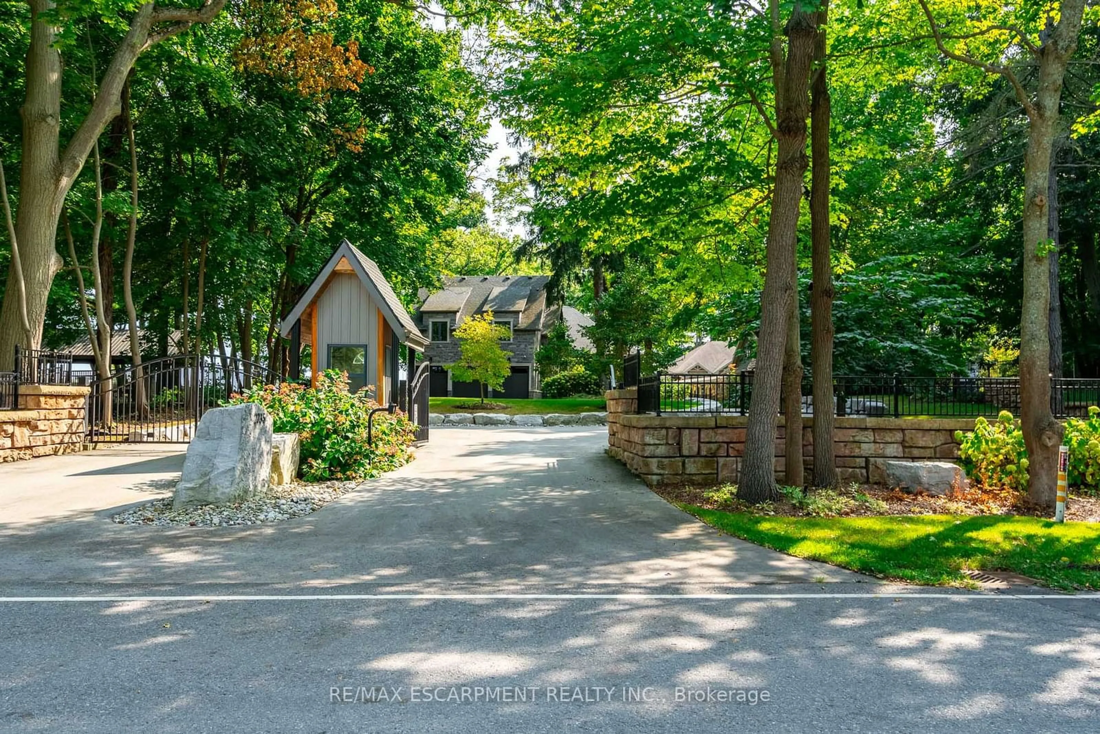 A pic from outside/outdoor area/front of a property/back of a property/a pic from drone, unknown for 2735 Vimy Rd, Port Colborne Ontario L3K 5V3