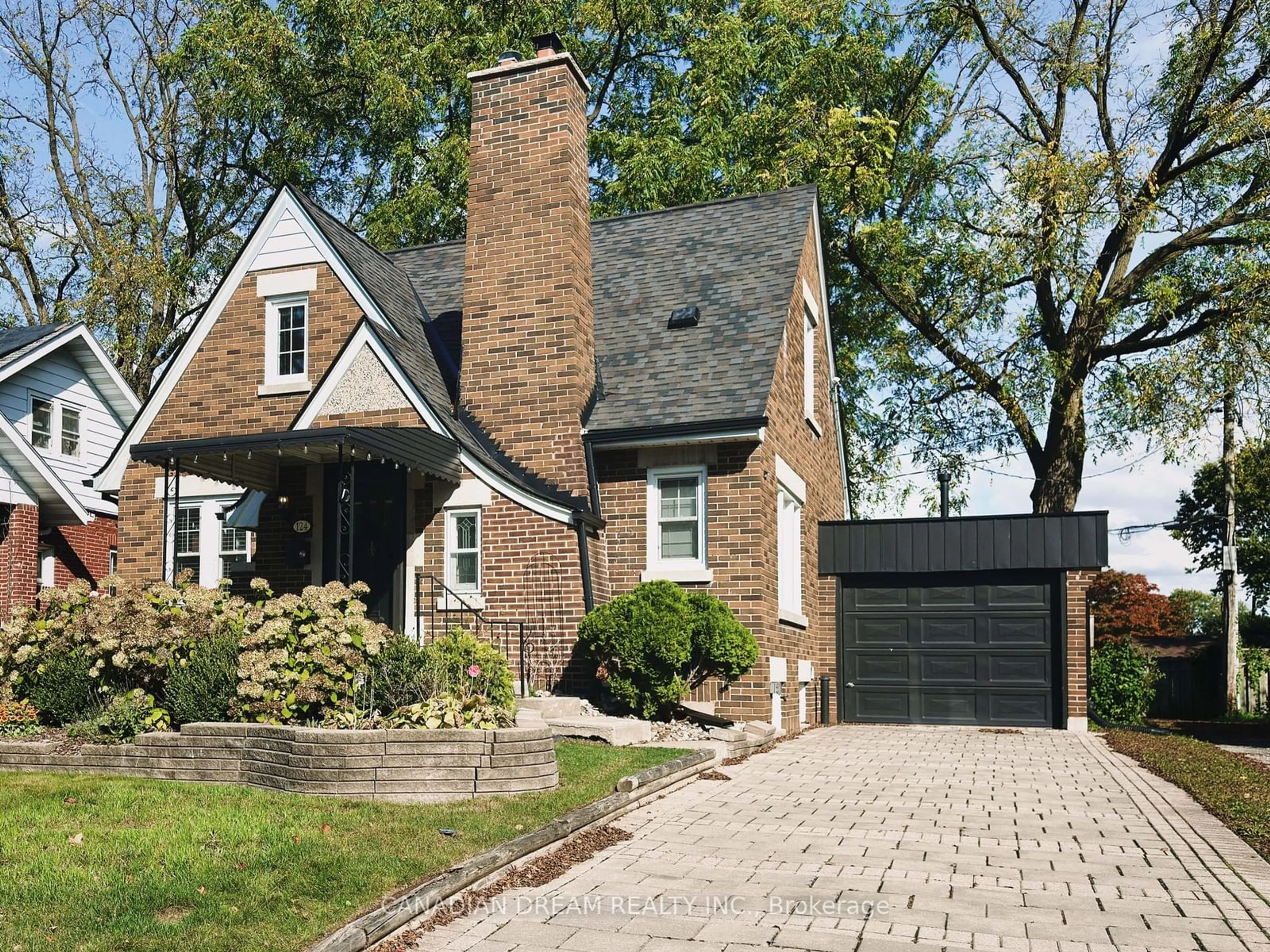 Home with brick exterior material for 124 Windsor Cres, London Ontario N6C 1V8