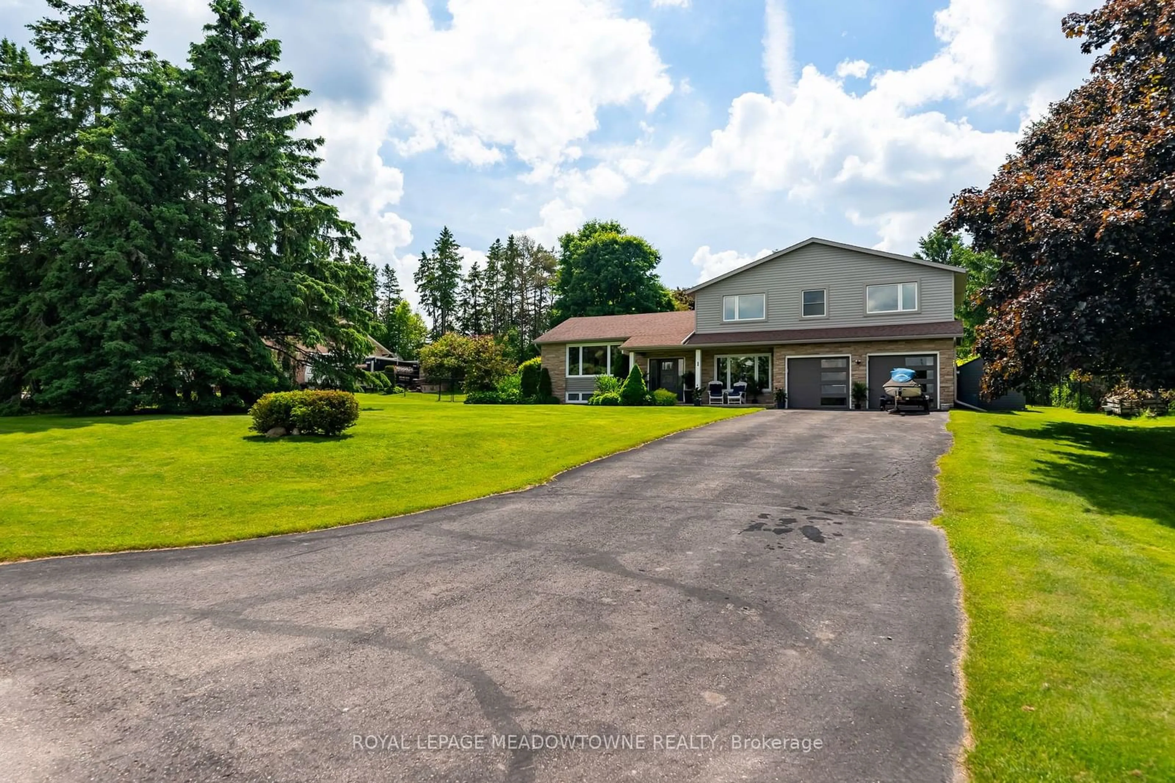 Frontside or backside of a home, cottage for 1 Robinson Rd, Mono Ontario L9W 6Y1