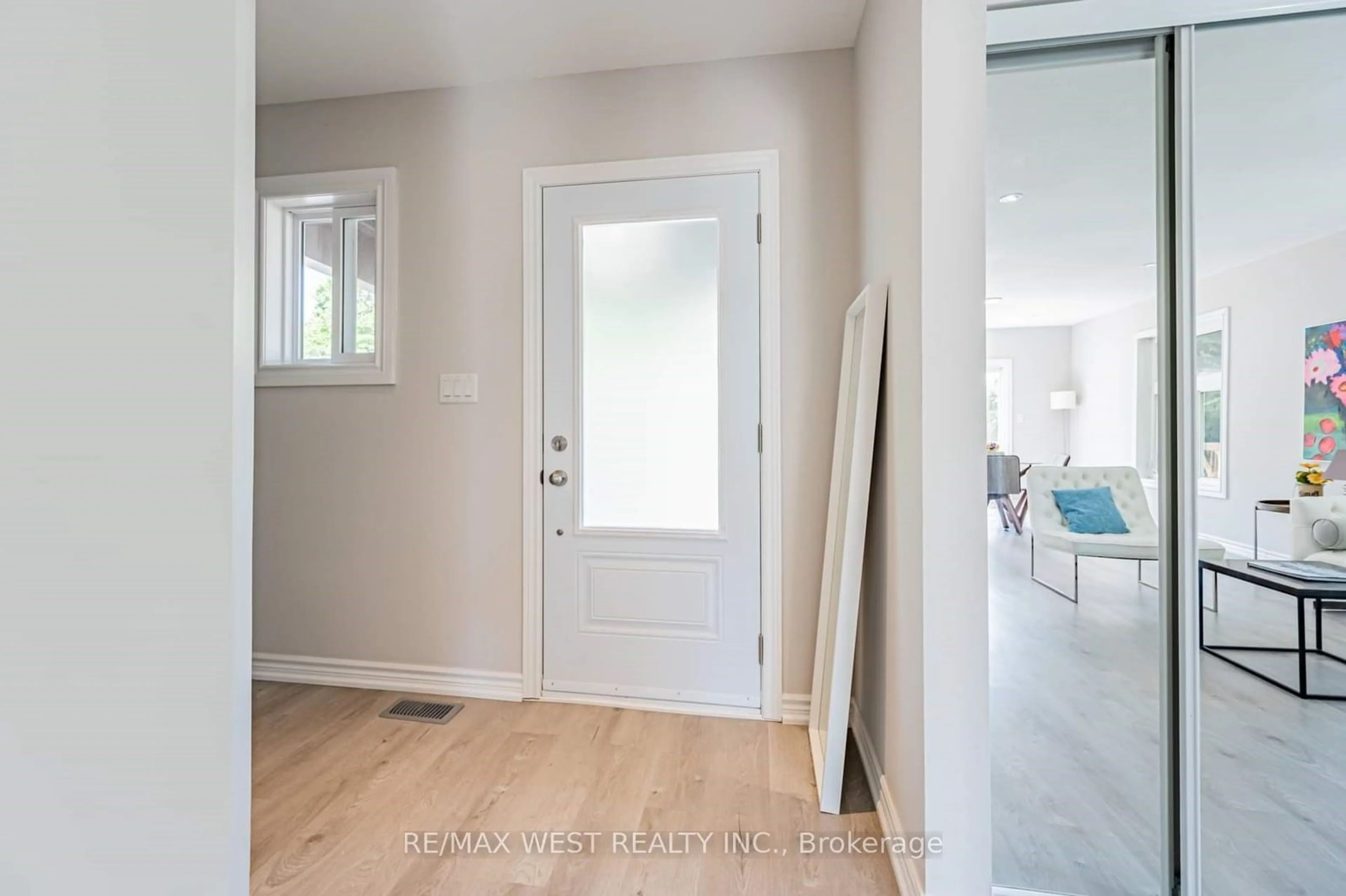 Indoor entryway, wood floors for 4661 Homewood Ave, Niagara Falls Ontario L2E 4Y1