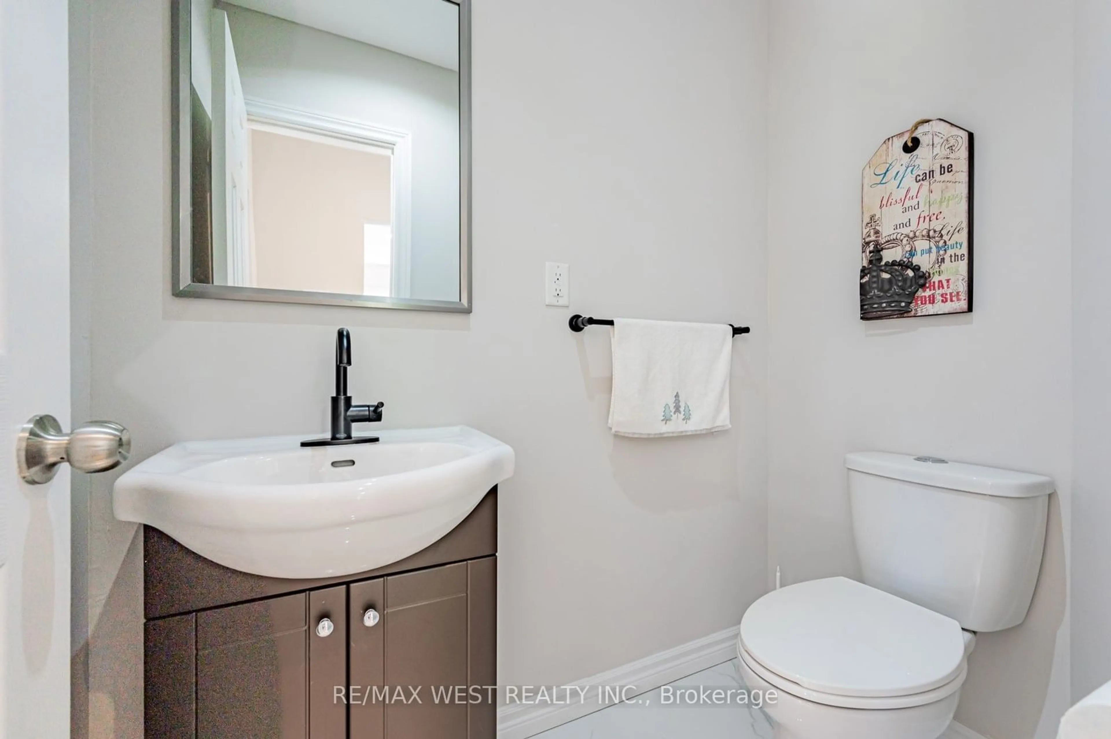 Standard bathroom for 4661 Homewood Ave, Niagara Falls Ontario L2E 4Y1