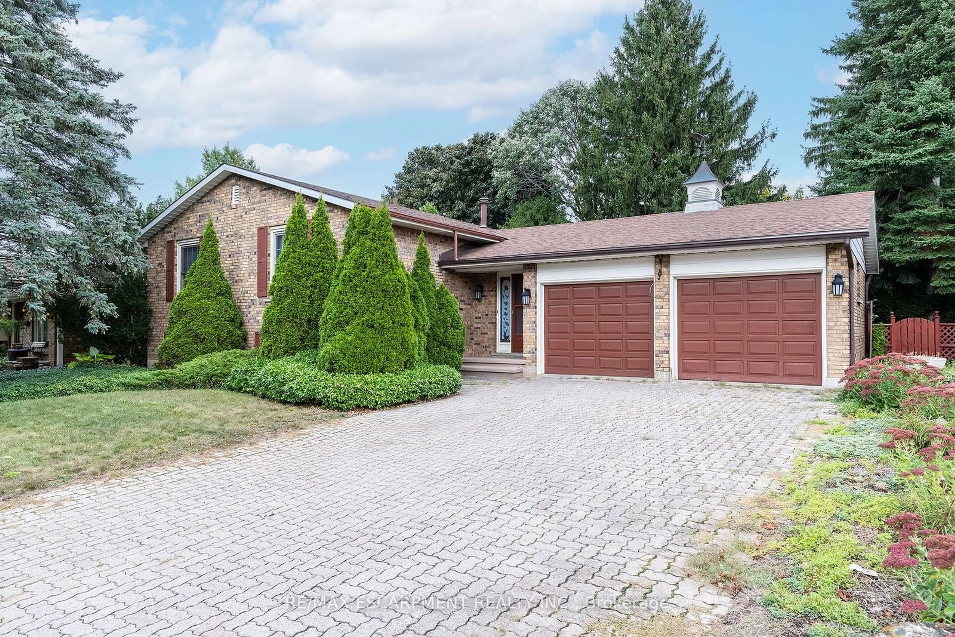 Home with brick exterior material for 34 Westbrier Knoll, Brantford Ontario N3R 5W1