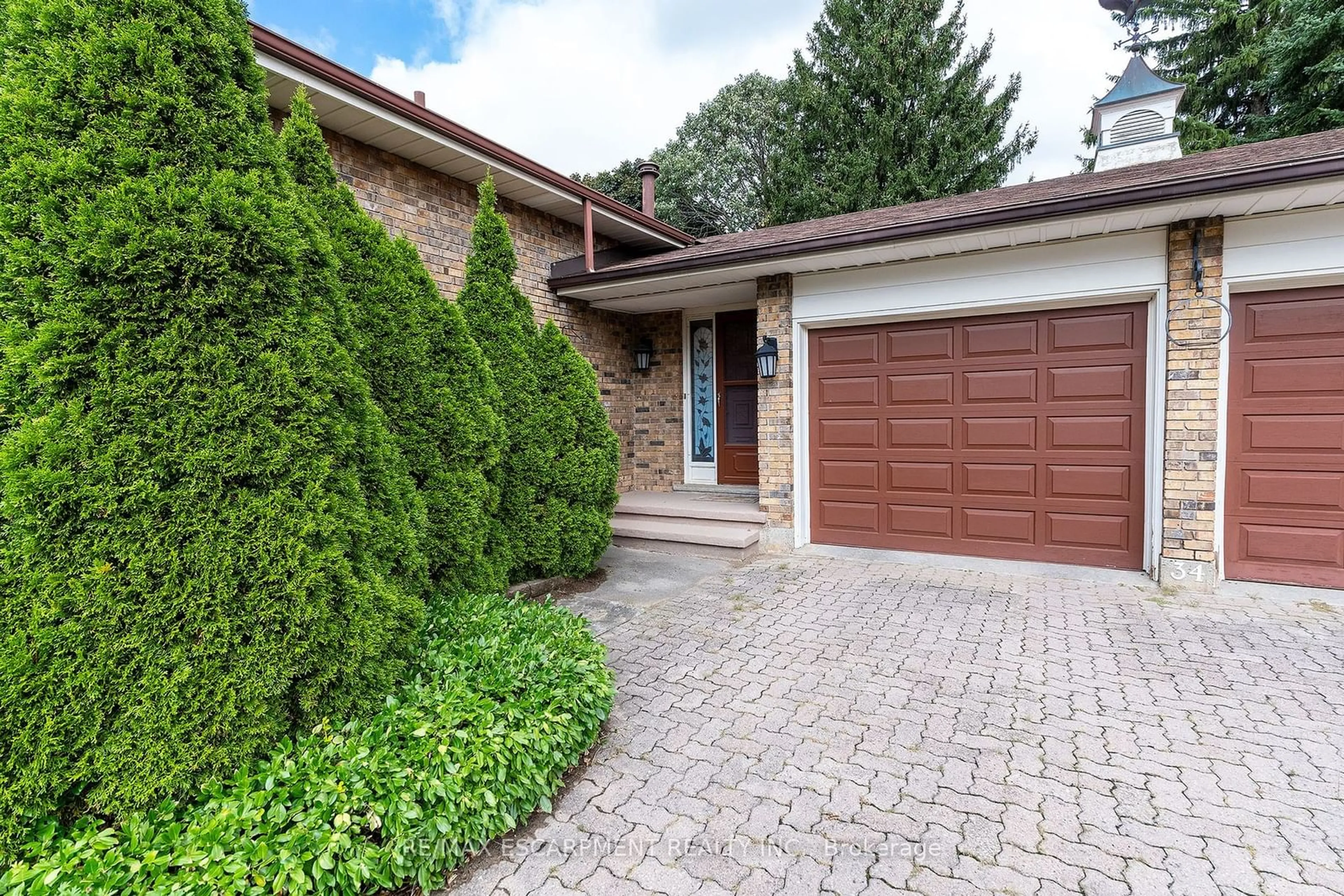 Home with brick exterior material for 34 Westbrier Knoll, Brantford Ontario N3R 5W1