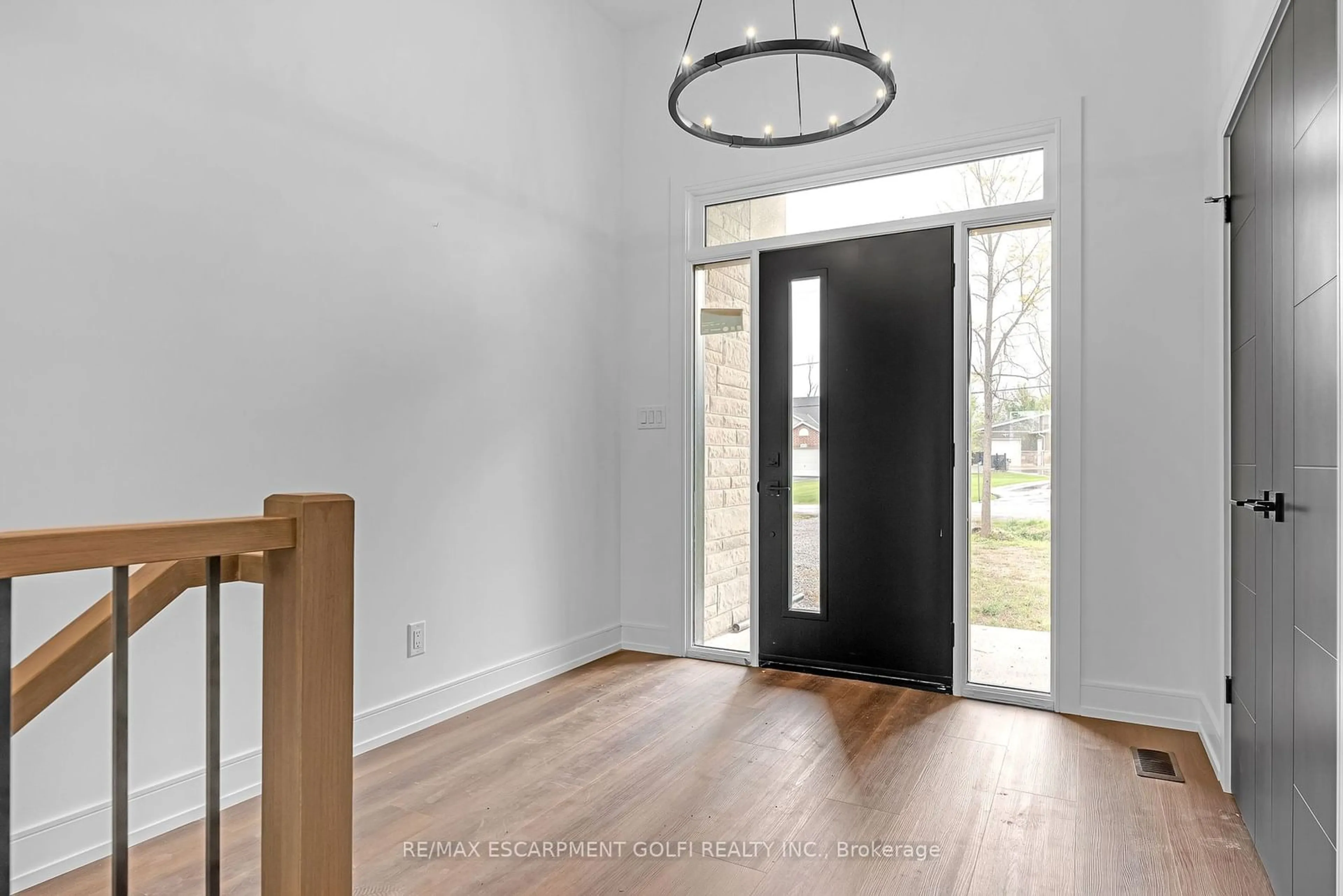 Indoor entryway, wood floors for 3836 Nigh Rd, Fort Erie Ontario L0S 1N0