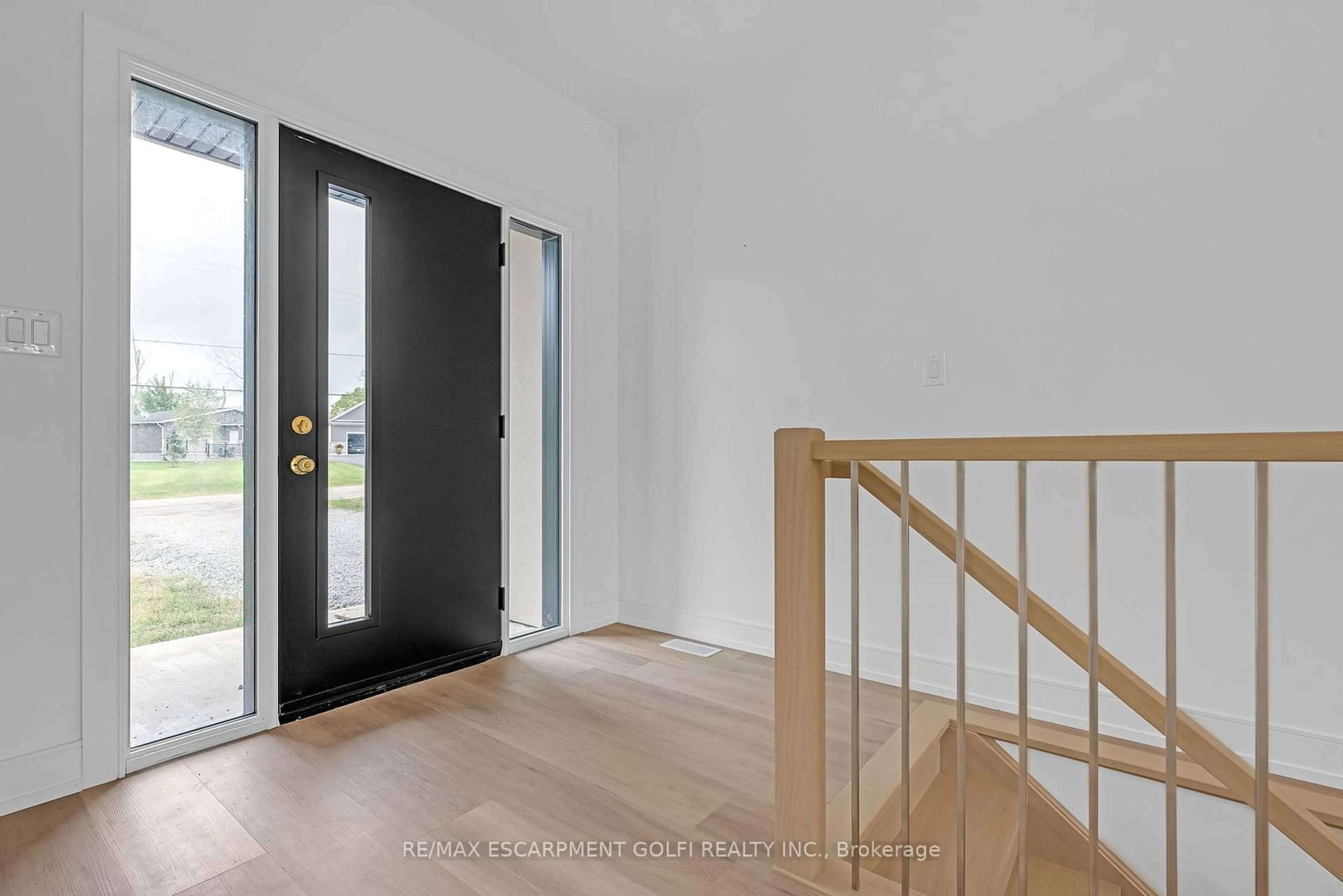 Indoor entryway, wood floors for 3844 Nigh Rd, Fort Erie Ontario L0S 1N0