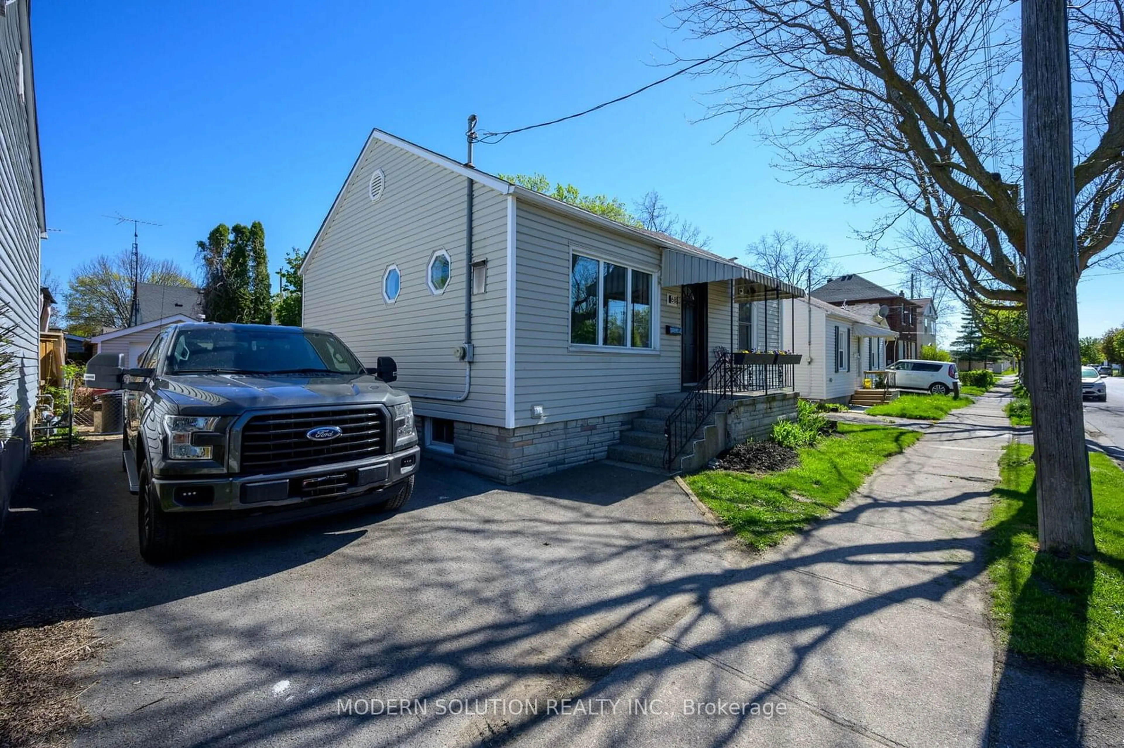 A pic from exterior of the house or condo, the street view for 68 Carlton St, St. Catharines Ontario L2R 1P8