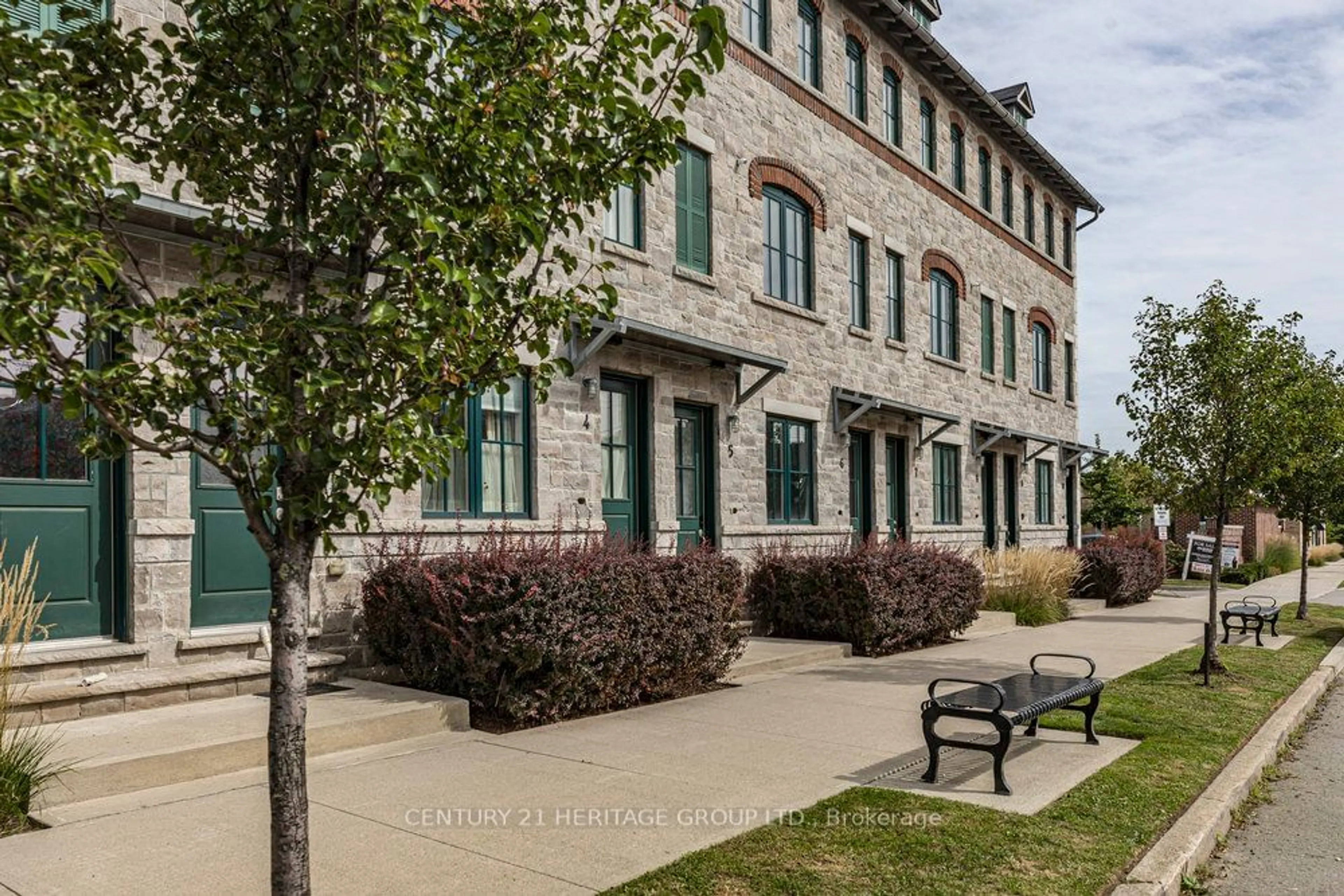 A pic from exterior of the house or condo, the front or back of building for 290 Barton St #5, Hamilton Ontario L8R 3P3