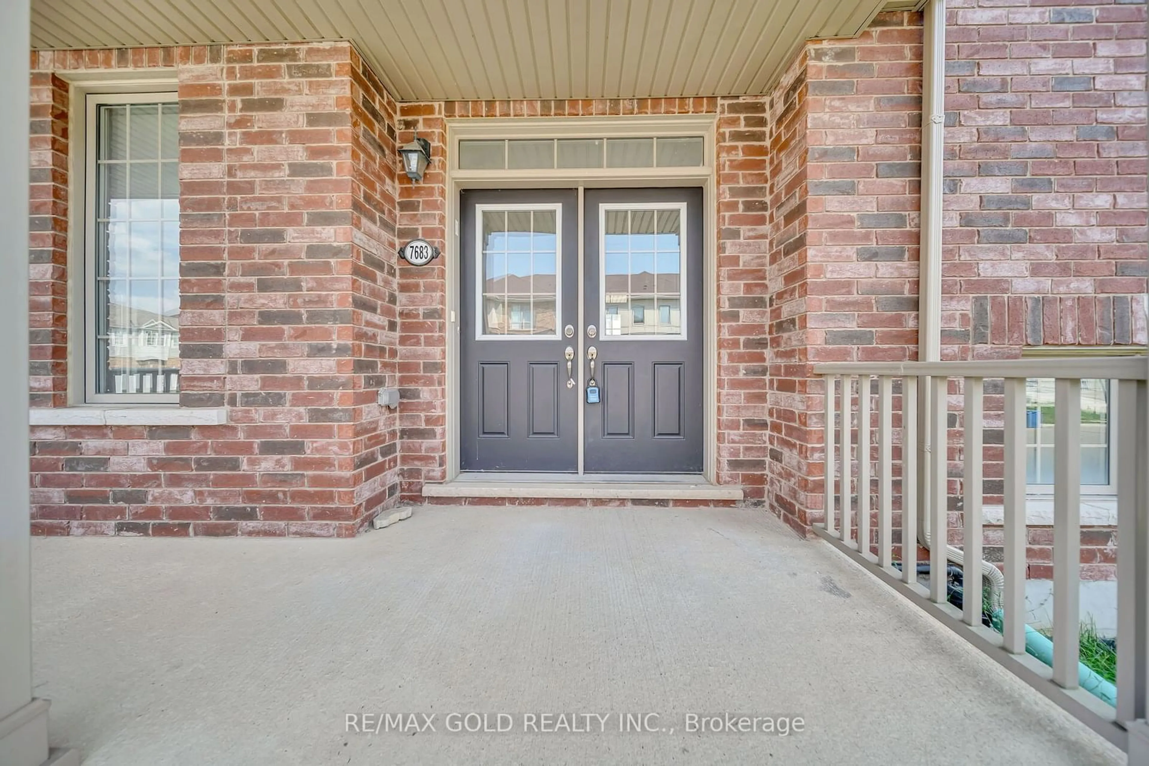 Indoor entryway, cement floor for 7683 Butternut Blvd, Niagara Falls Ontario L2H 0K8