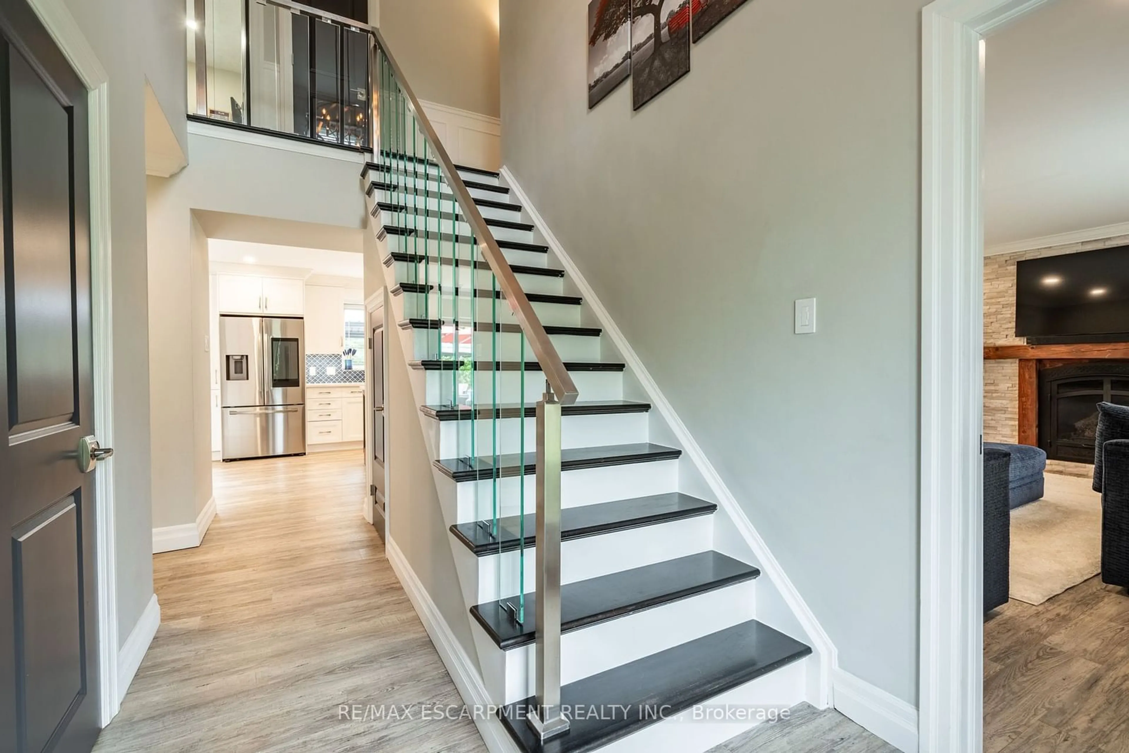 Stairs for 16 Noble Kirk Dr, Hamilton Ontario L8B 0Z2