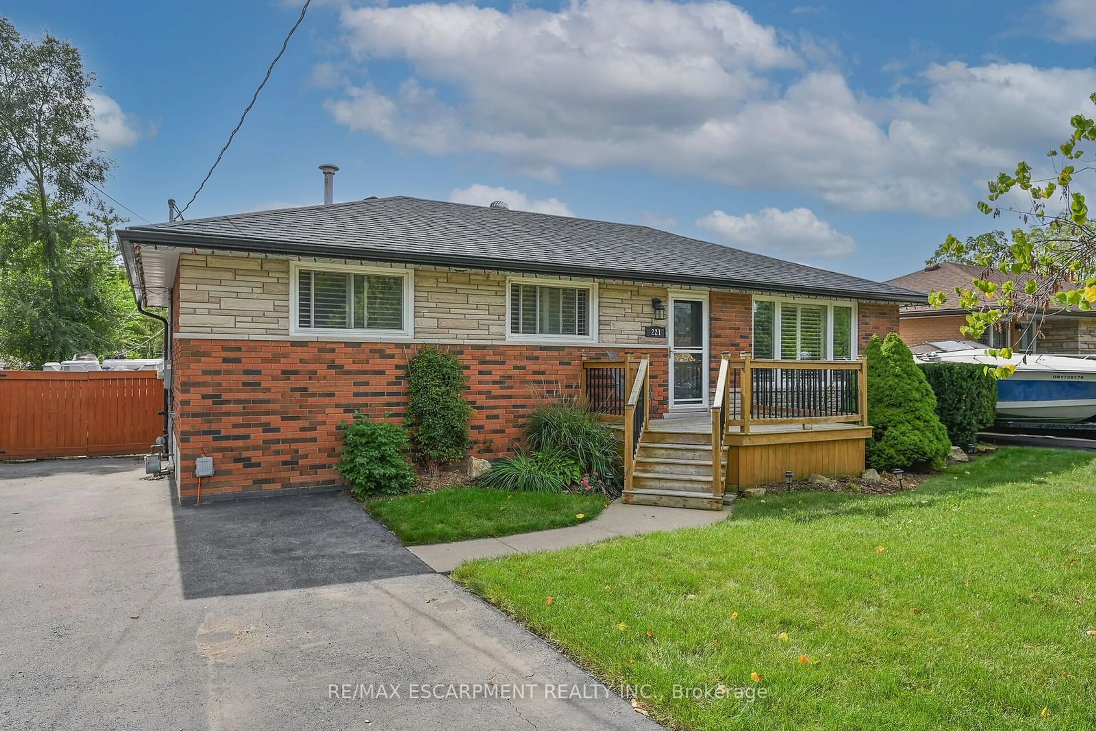 Frontside or backside of a home for 221 MacKenzie Cres, Haldimand Ontario N3W 1A7