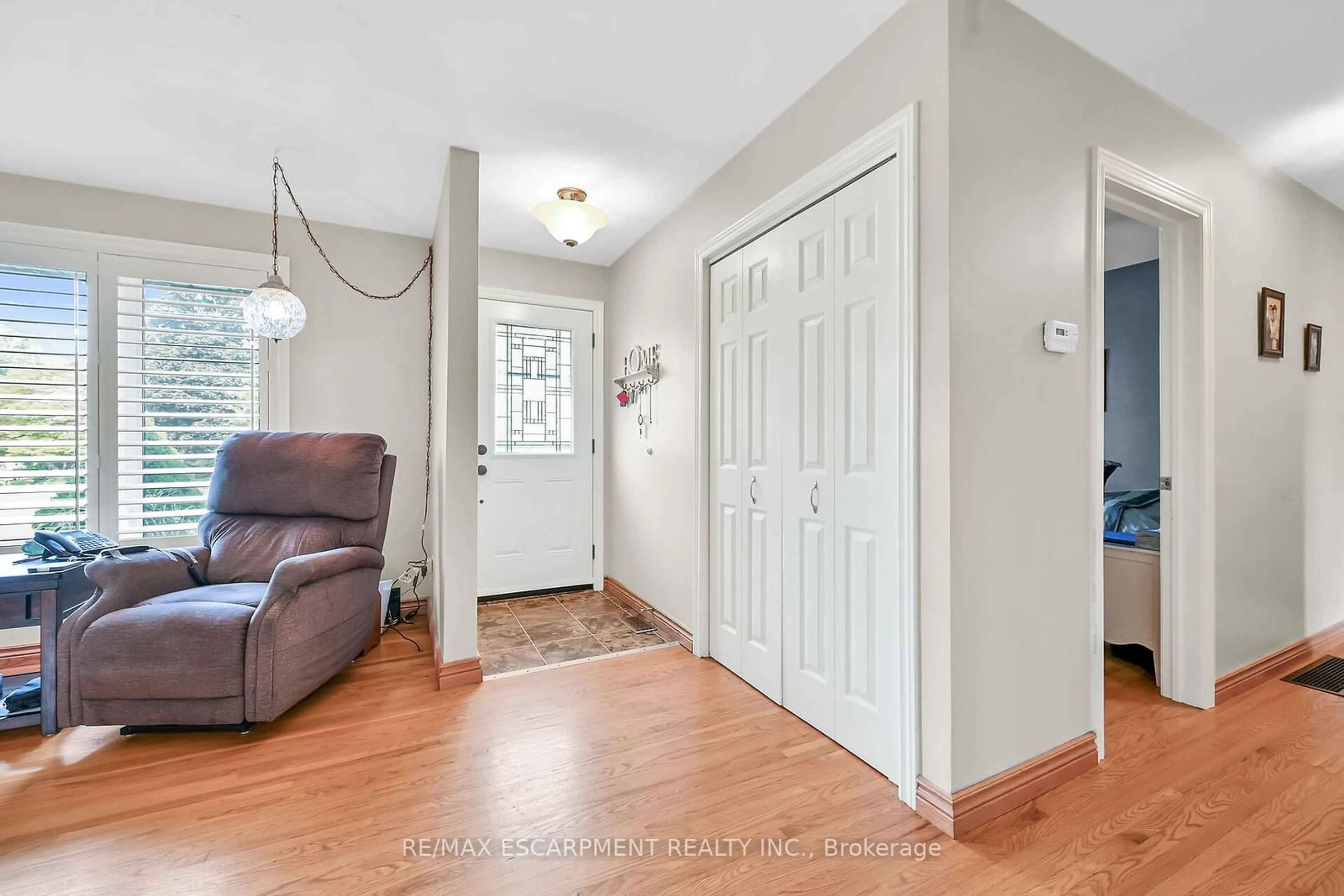 Indoor entryway for 221 MacKenzie Cres, Haldimand Ontario N3W 1A7