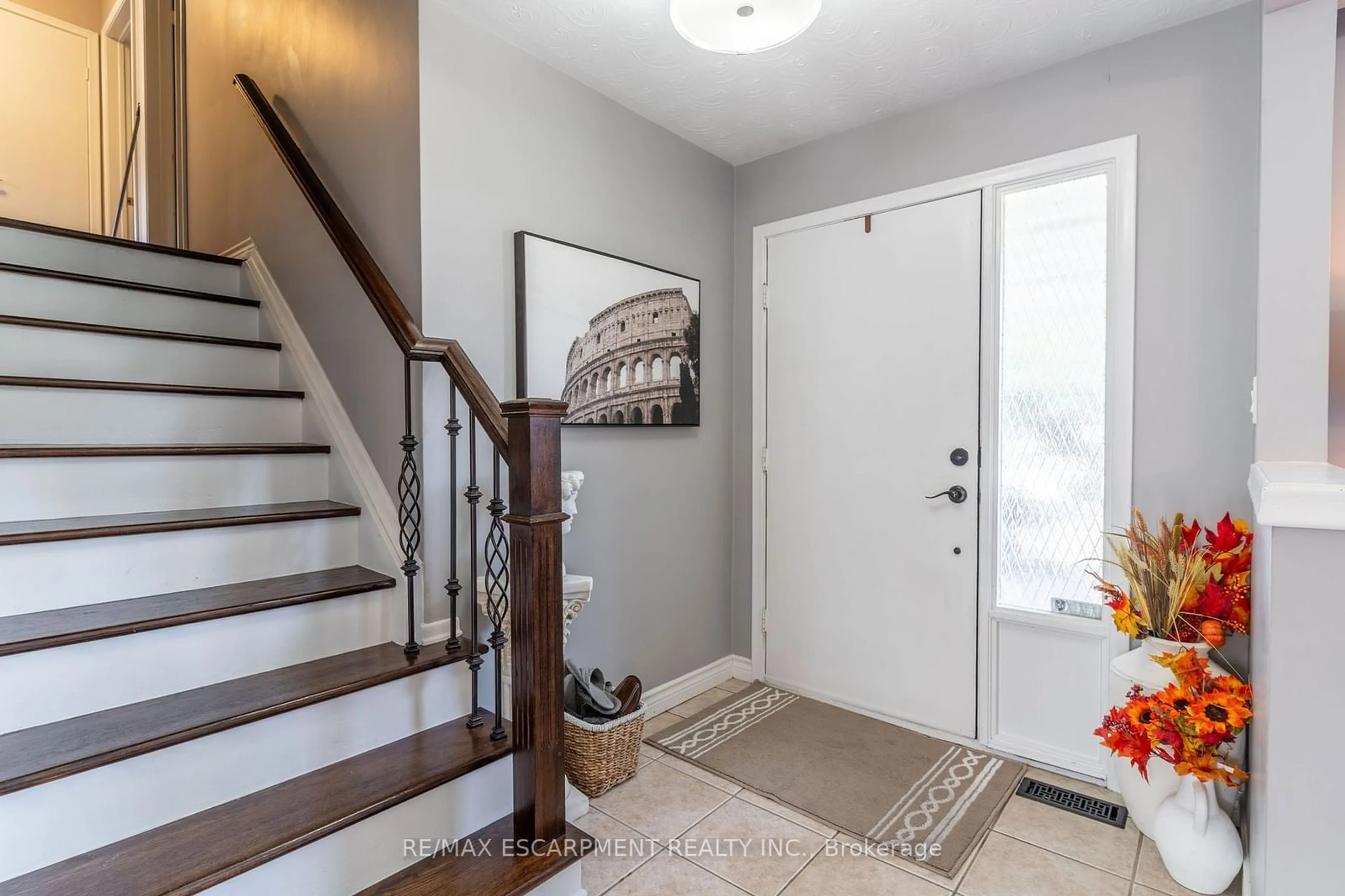 Indoor entryway, wood floors for 59 REGENT Ave, Hamilton Ontario L9G 1T1