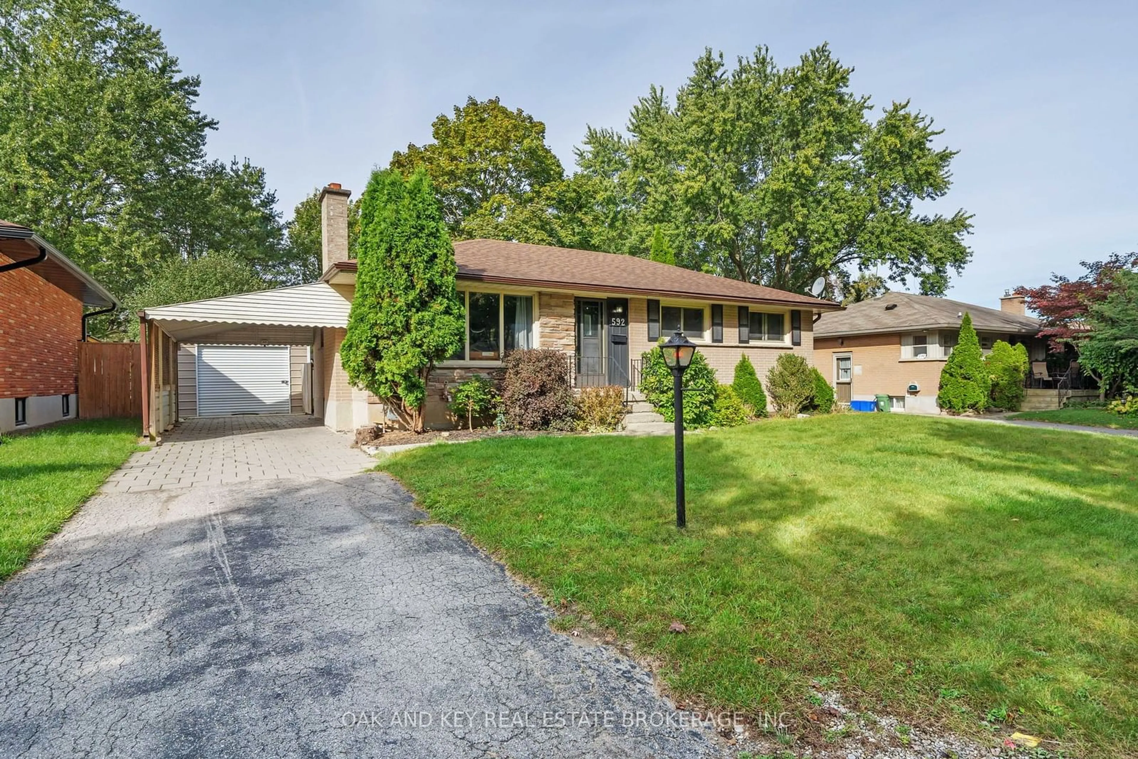 Frontside or backside of a home for 592 Ridgewood Cres, London Ontario N6J 3J2