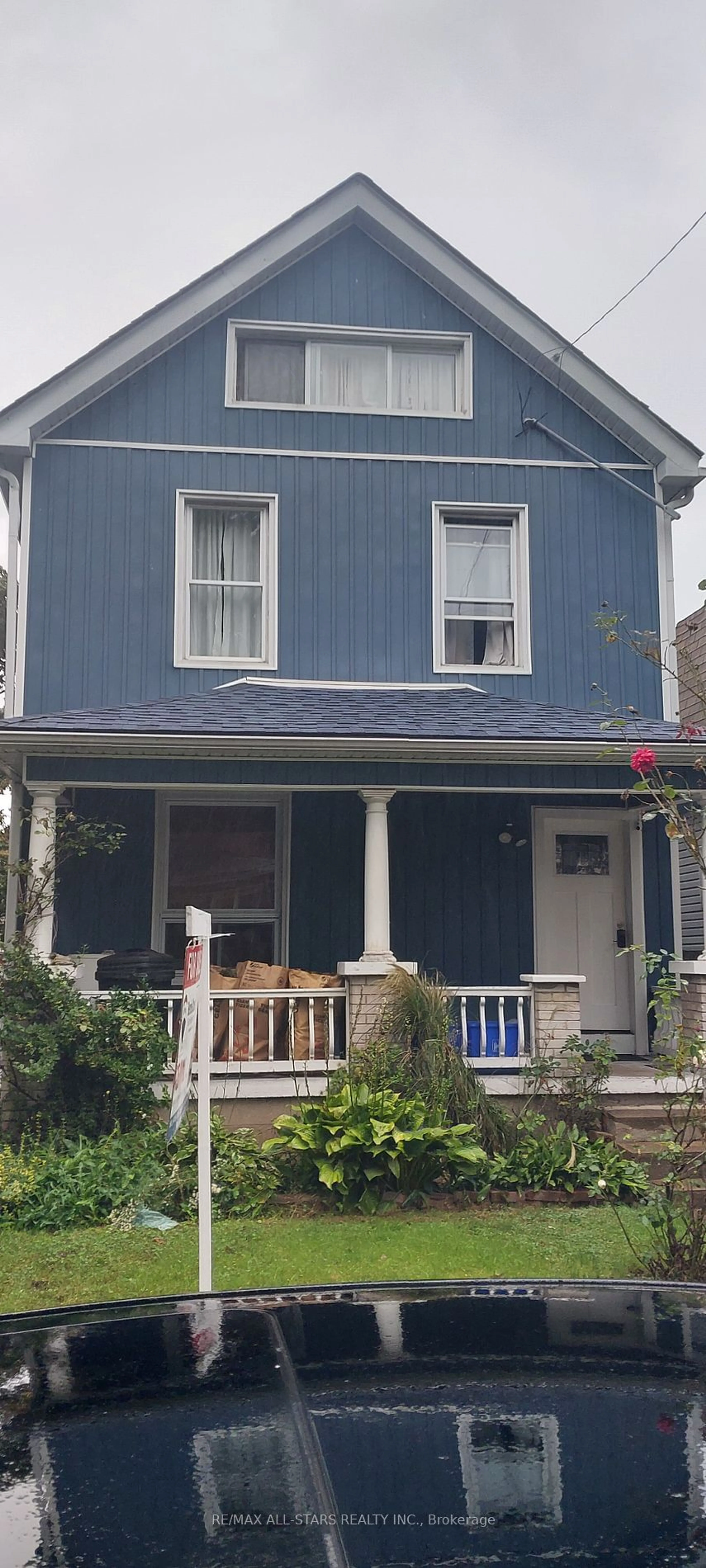 Home with vinyl exterior material for 59 Francis St, Hamilton Ontario L8L 3V2