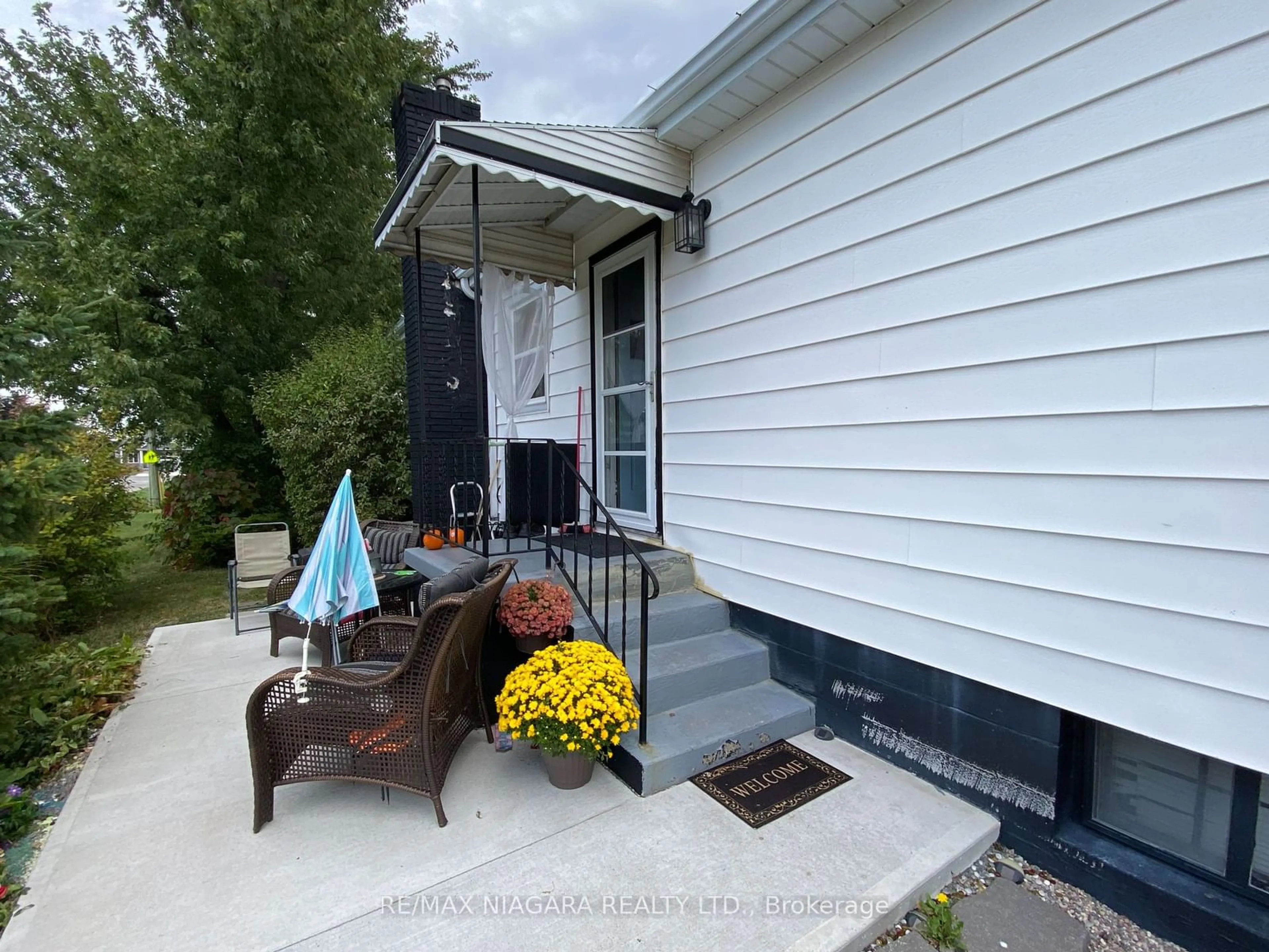 Home with vinyl exterior material for 133 Lavinia St, Fort Erie Ontario L2A 2E3