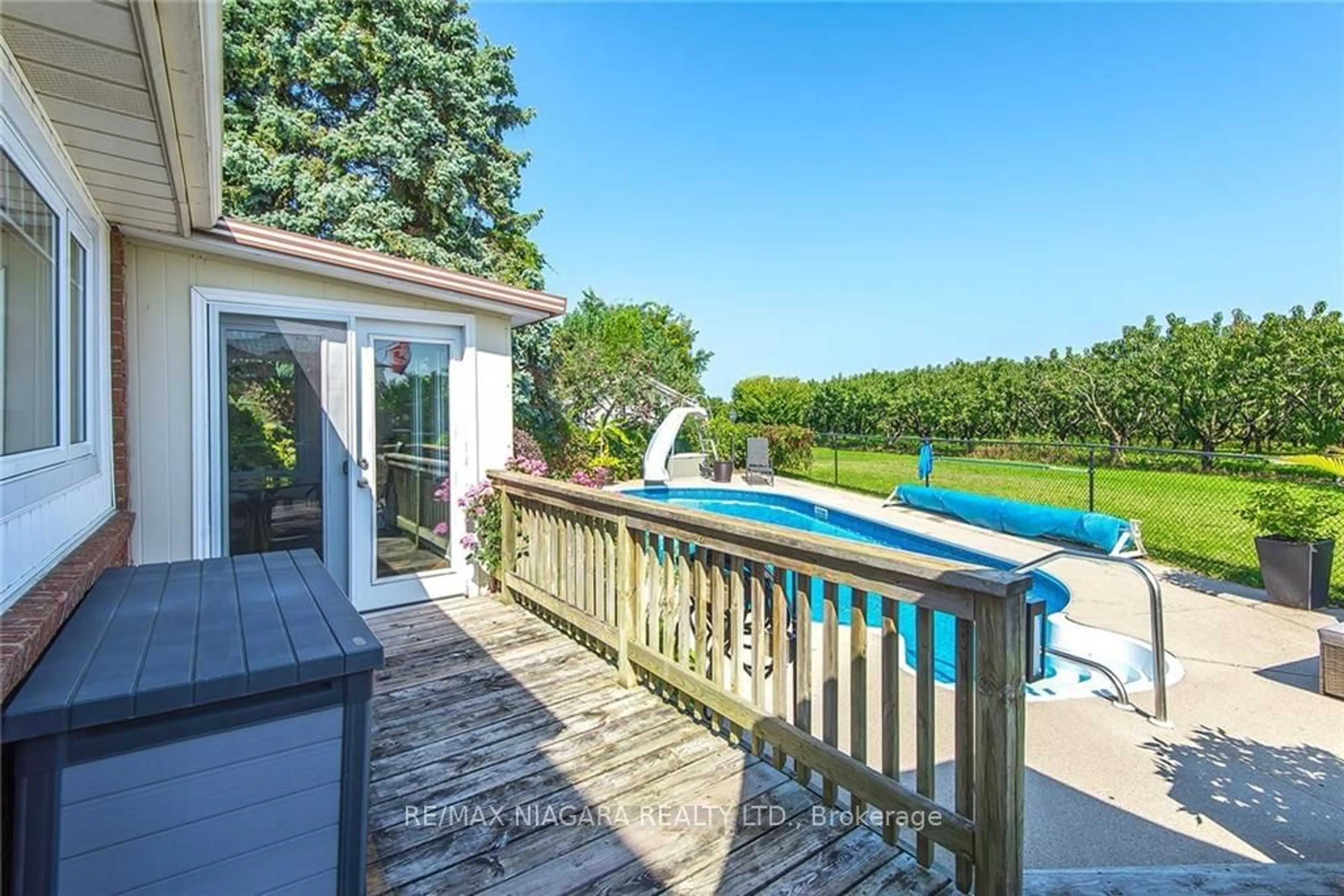 Indoor or outdoor pool for 38 Banburry Cres, Grimsby Ontario L3M 4N8