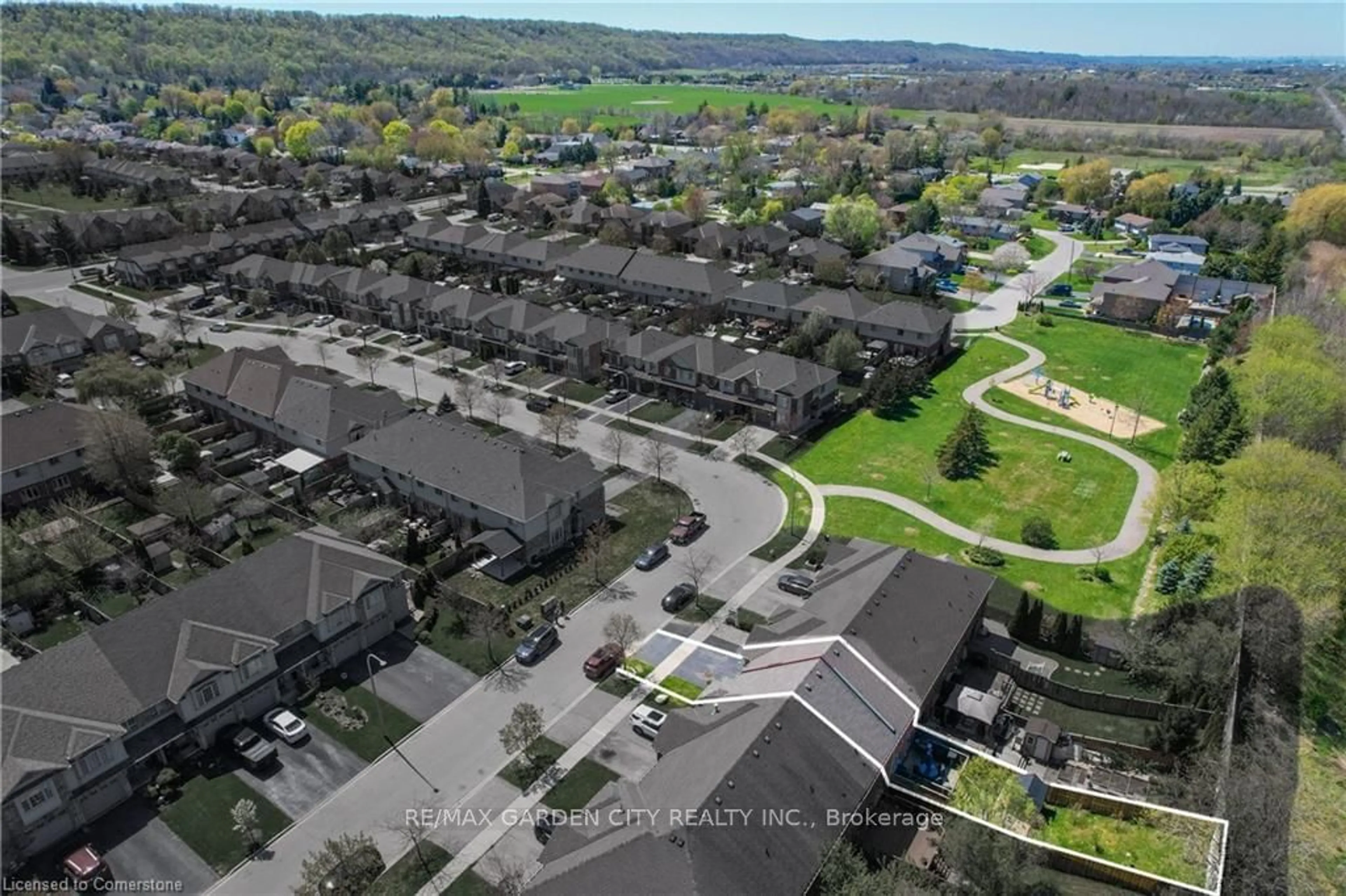 A pic from exterior of the house or condo, the street view for 74 MAGNOLIA Cres, Grimsby Ontario L3M 5R4