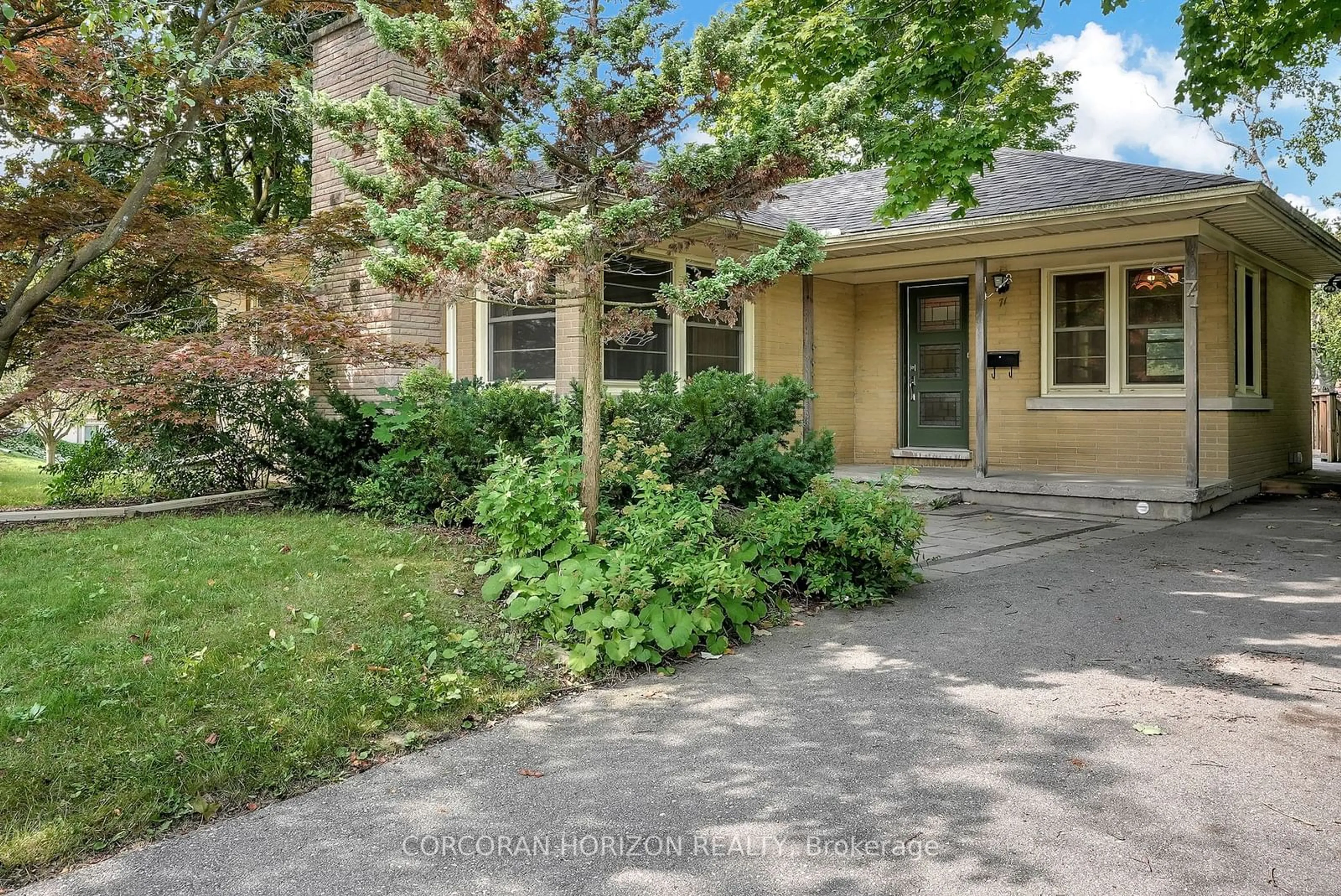 A pic from exterior of the house or condo, the street view for 71 Melbourne Cres, Waterloo Ontario N2L 2M5