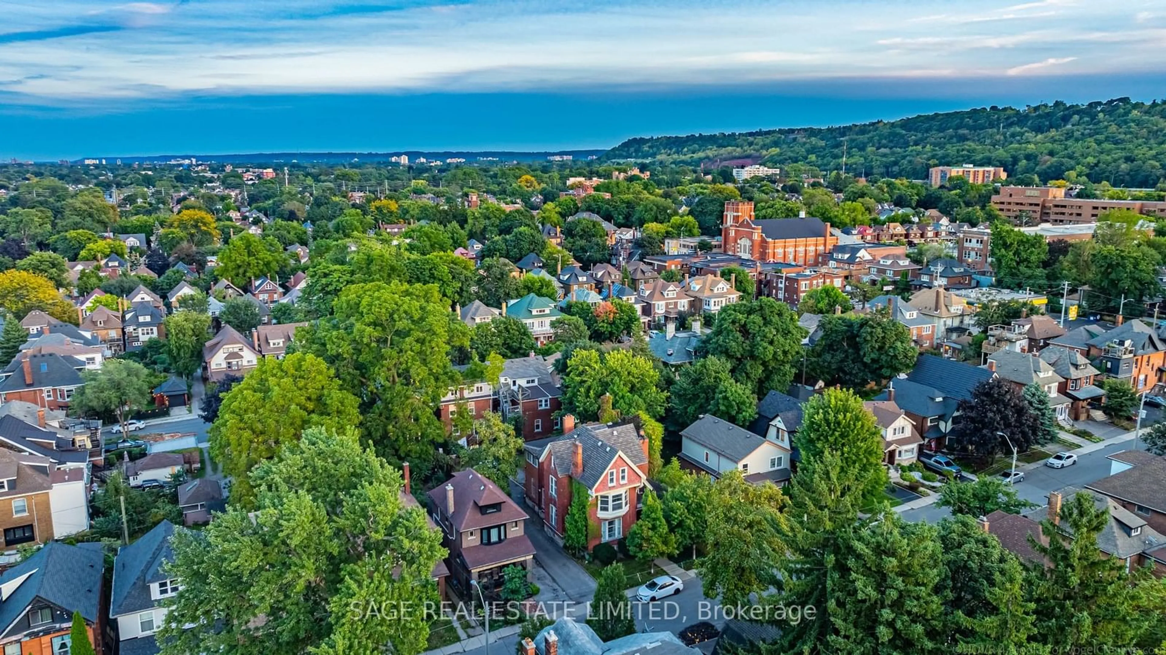 A pic from exterior of the house or condo, the street view for 95 Fairholt Rd, Hamilton Ontario L8M 2T6