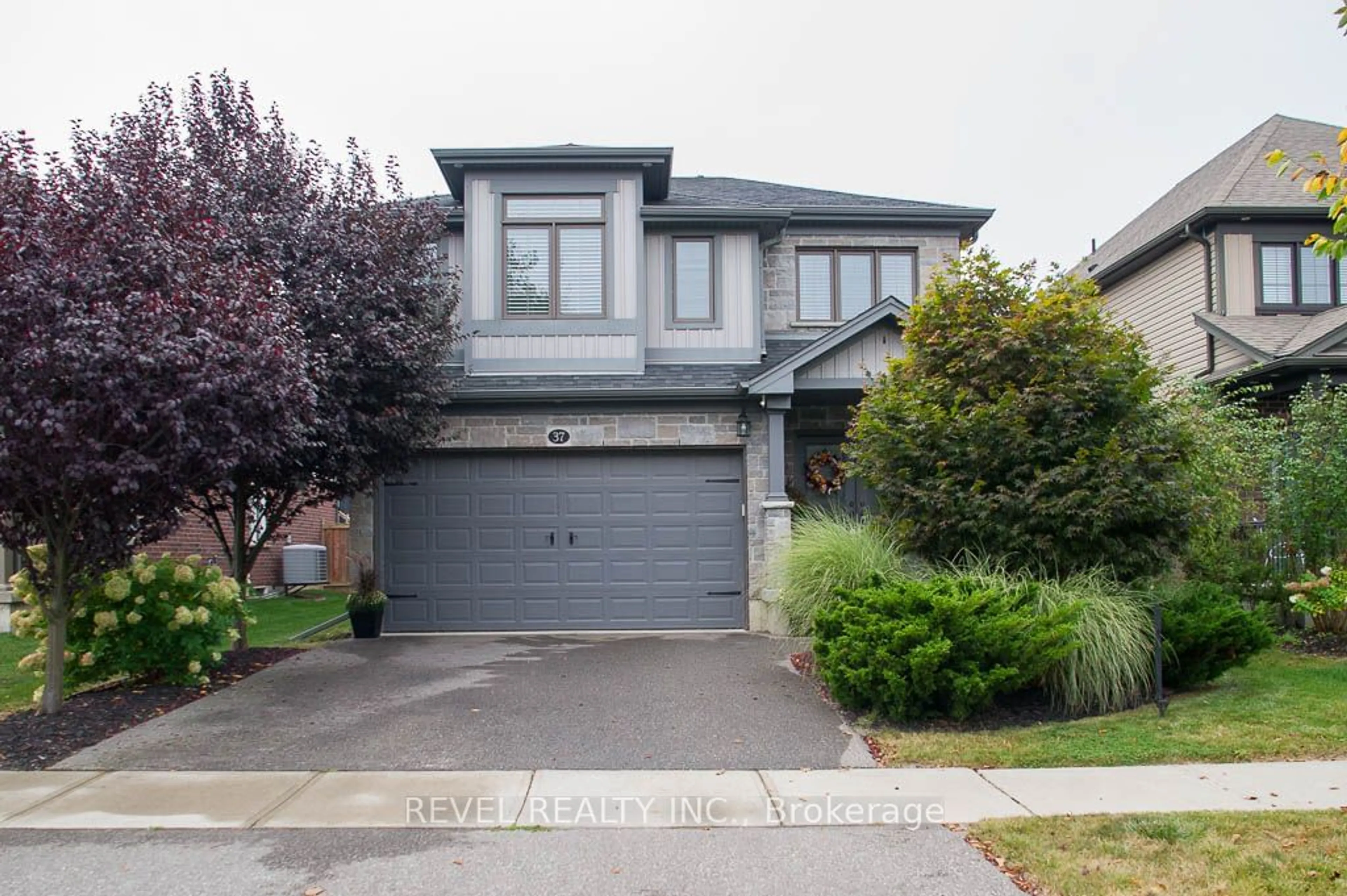 Frontside or backside of a home, the street view for 37 Nightingale Dr, Brantford Ontario N3T 0G3