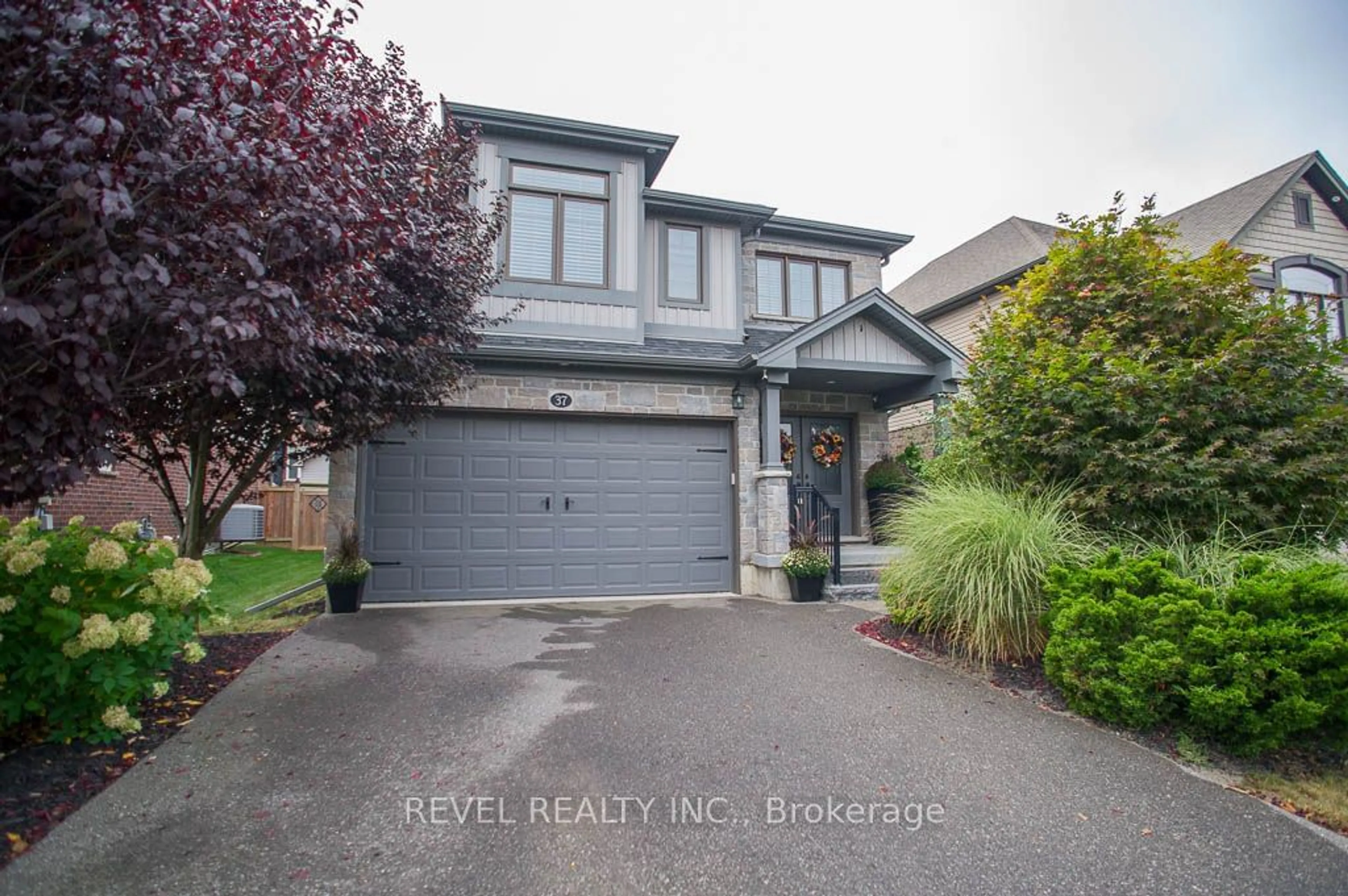 Frontside or backside of a home, the street view for 37 Nightingale Dr, Brantford Ontario N3T 0G3