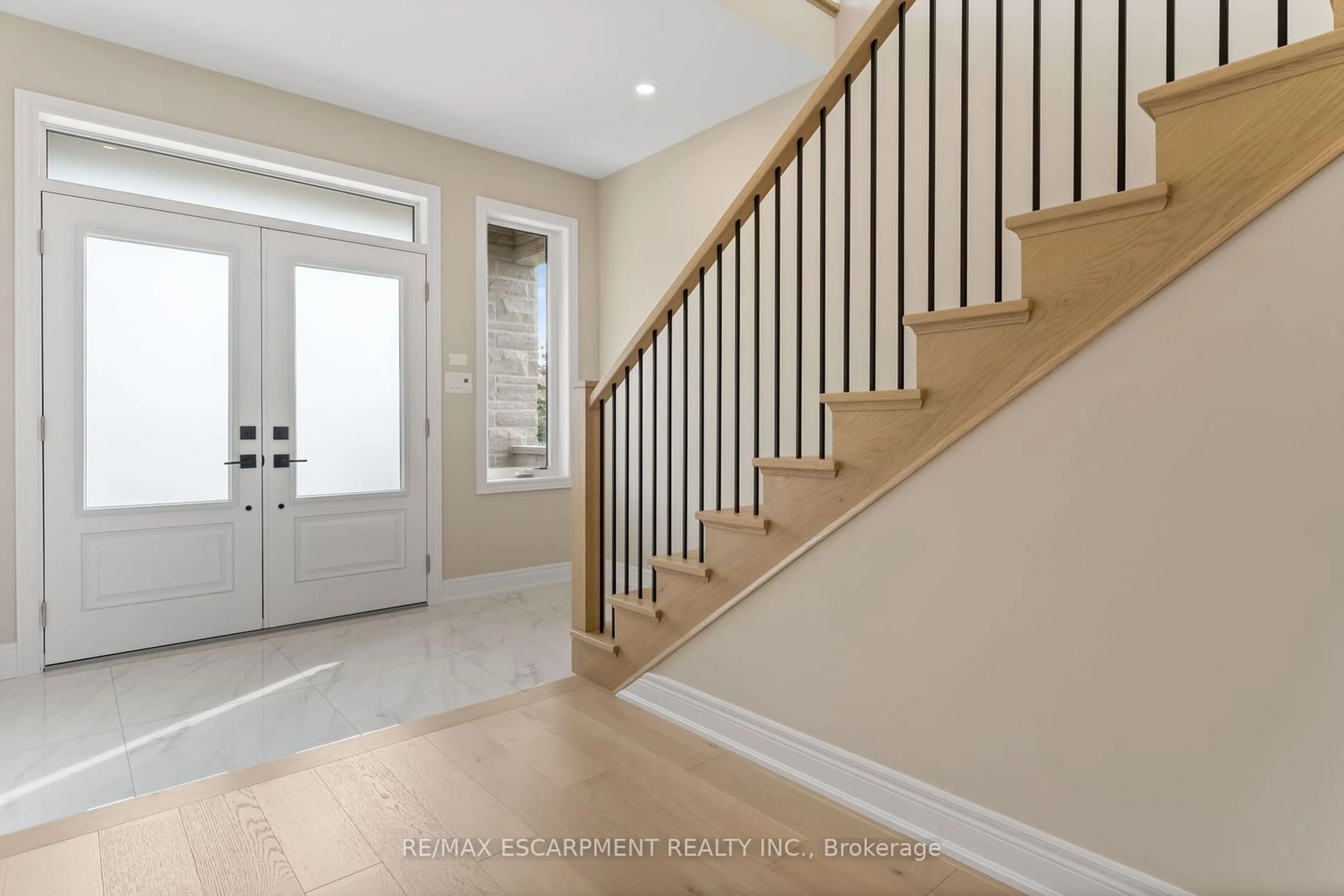 Indoor entryway, wood floors for 33 Hampshire Pl, Hamilton Ontario L8J 2V3