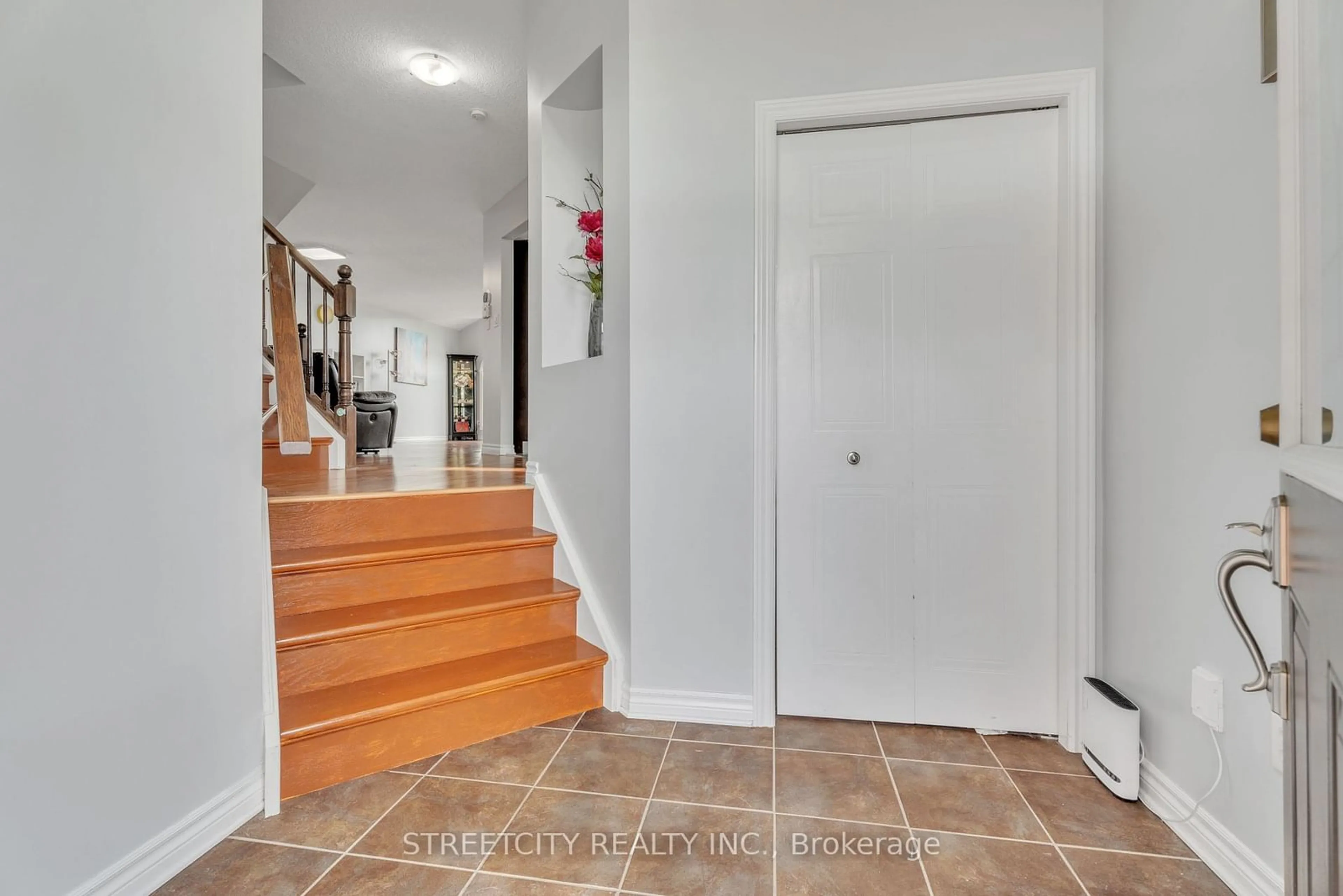 Indoor foyer for 1211 North Wenige Dr, London Ontario N5X 4P7