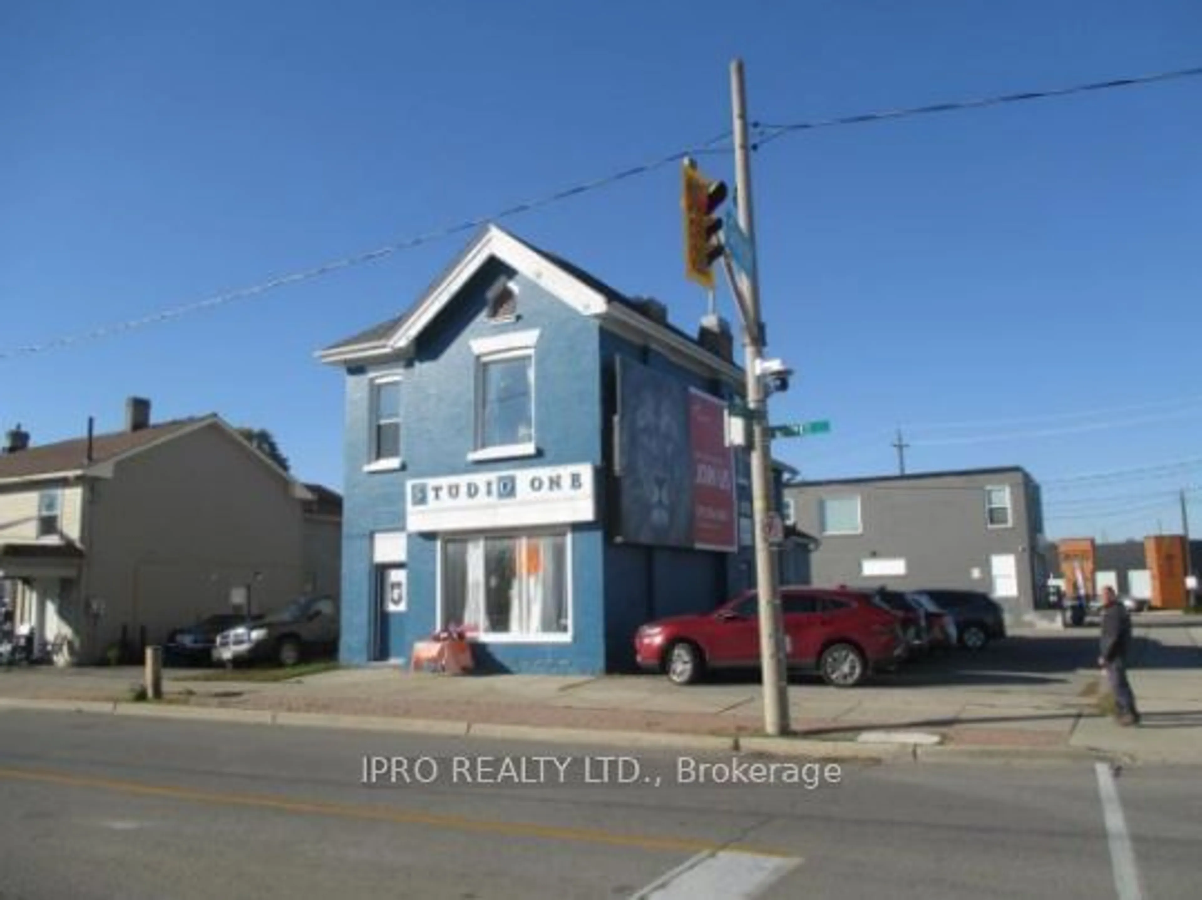 Frontside or backside of a home, the street view for 208 Market St, Brantford Ontario N3T 3A8