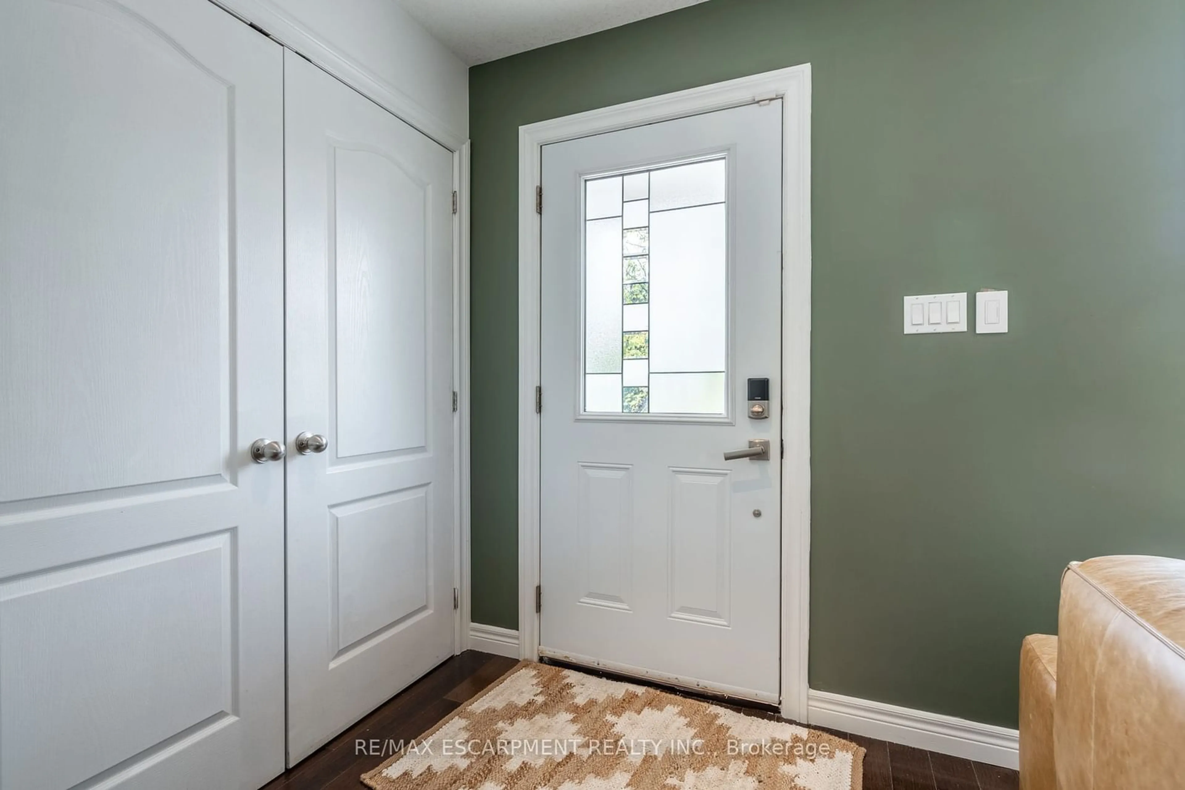 Indoor entryway, wood floors for 534 EVANS Rd, Hamilton Ontario L8B 0G7