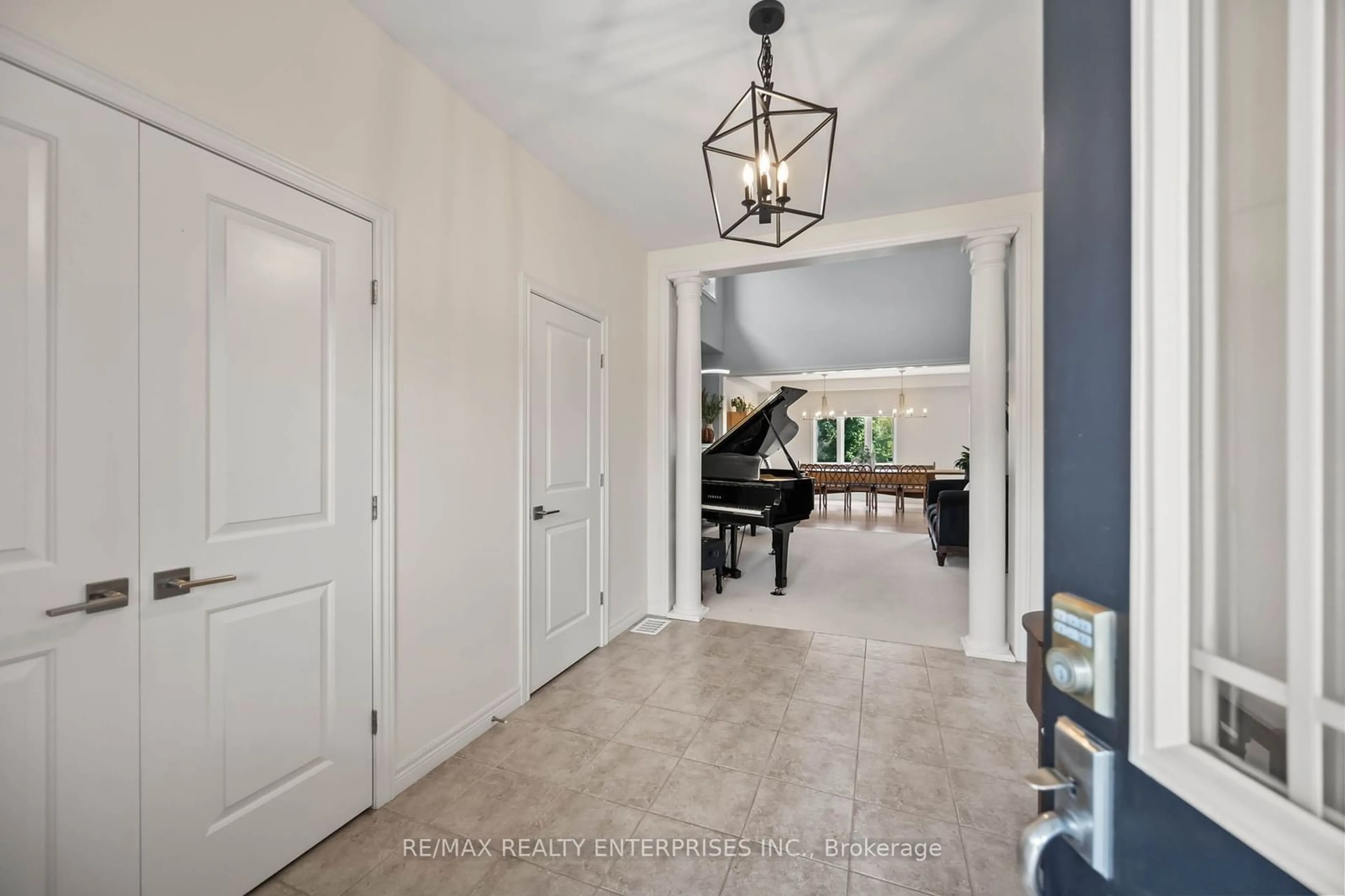 Indoor entryway, wood floors for 8 Thornbury Crt, Hamilton Ontario L8J 0G7