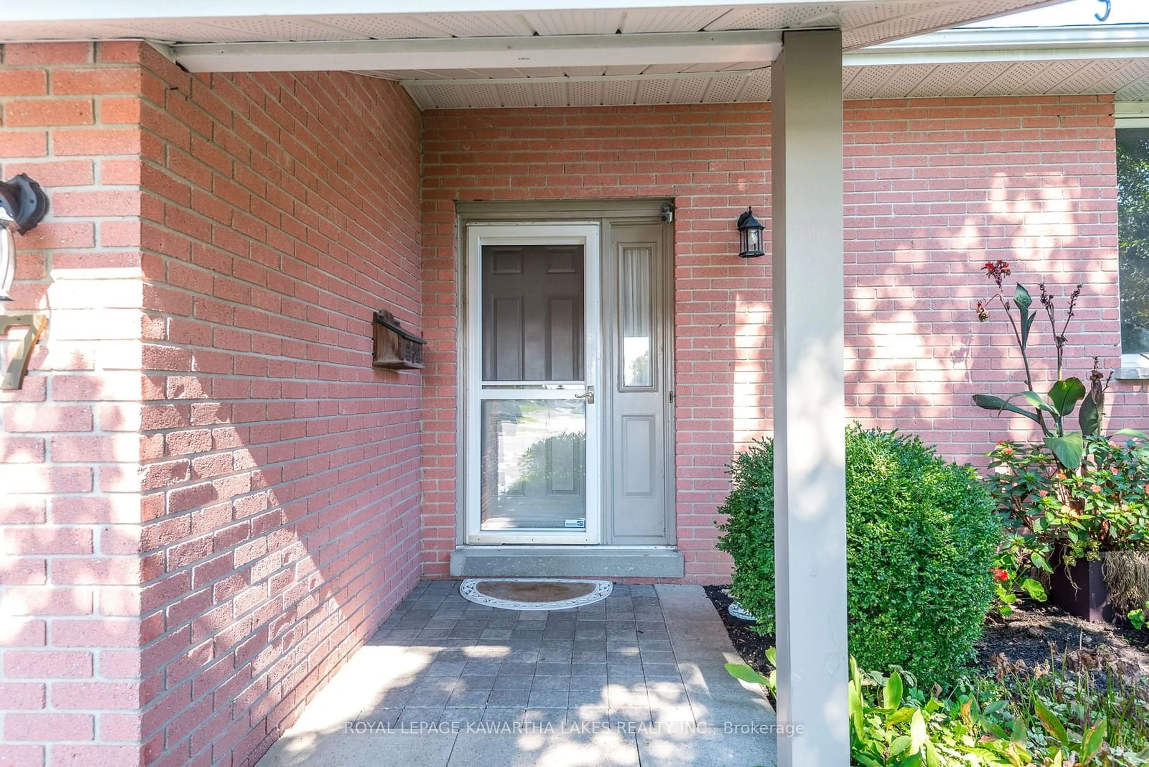 Indoor entryway for 7 Staples Cres, Kawartha Lakes Ontario K9V 5S4