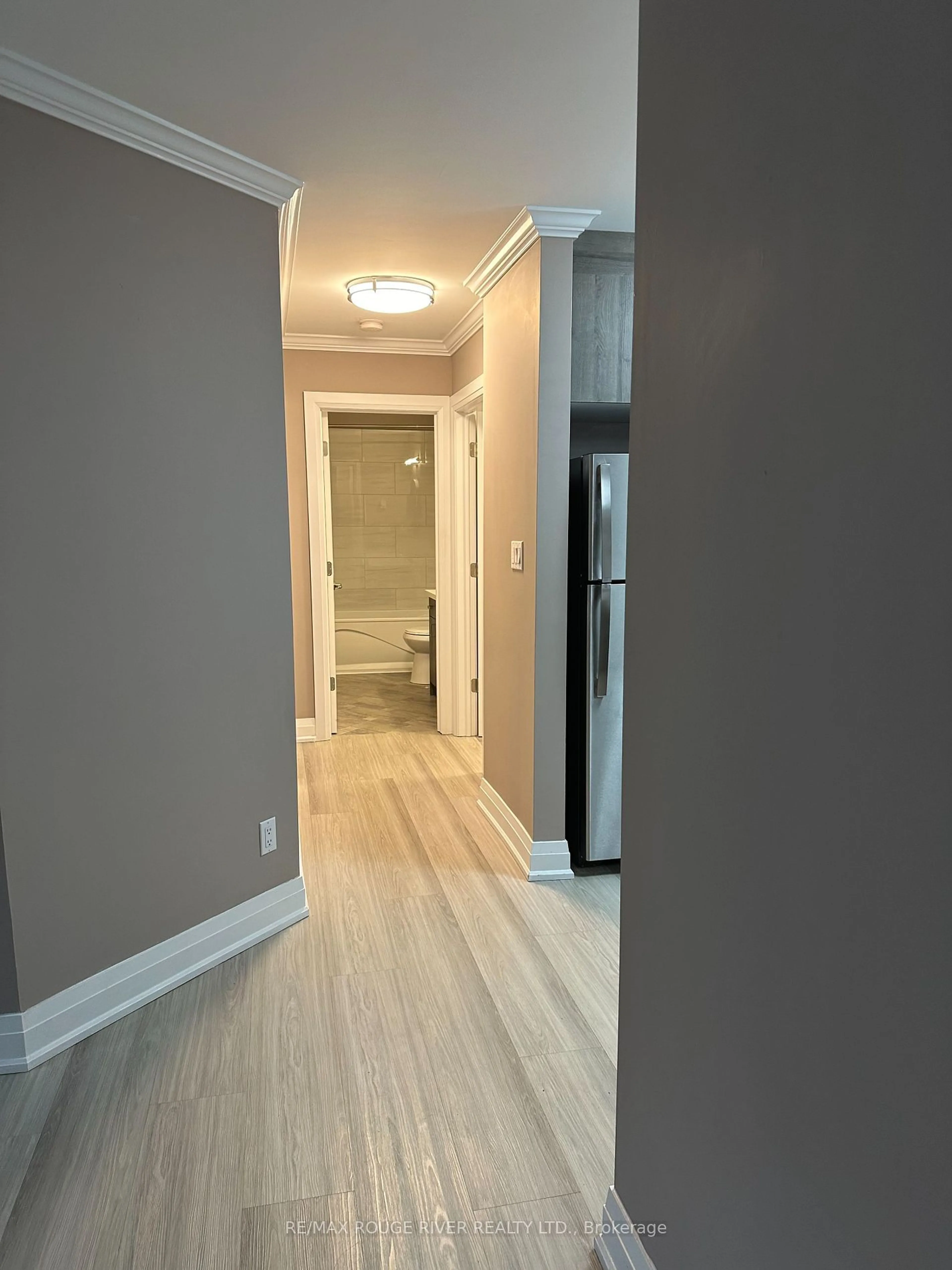 Indoor entryway, wood floors for 26 Spencer St #102, Cobourg Ontario K9A 1C2