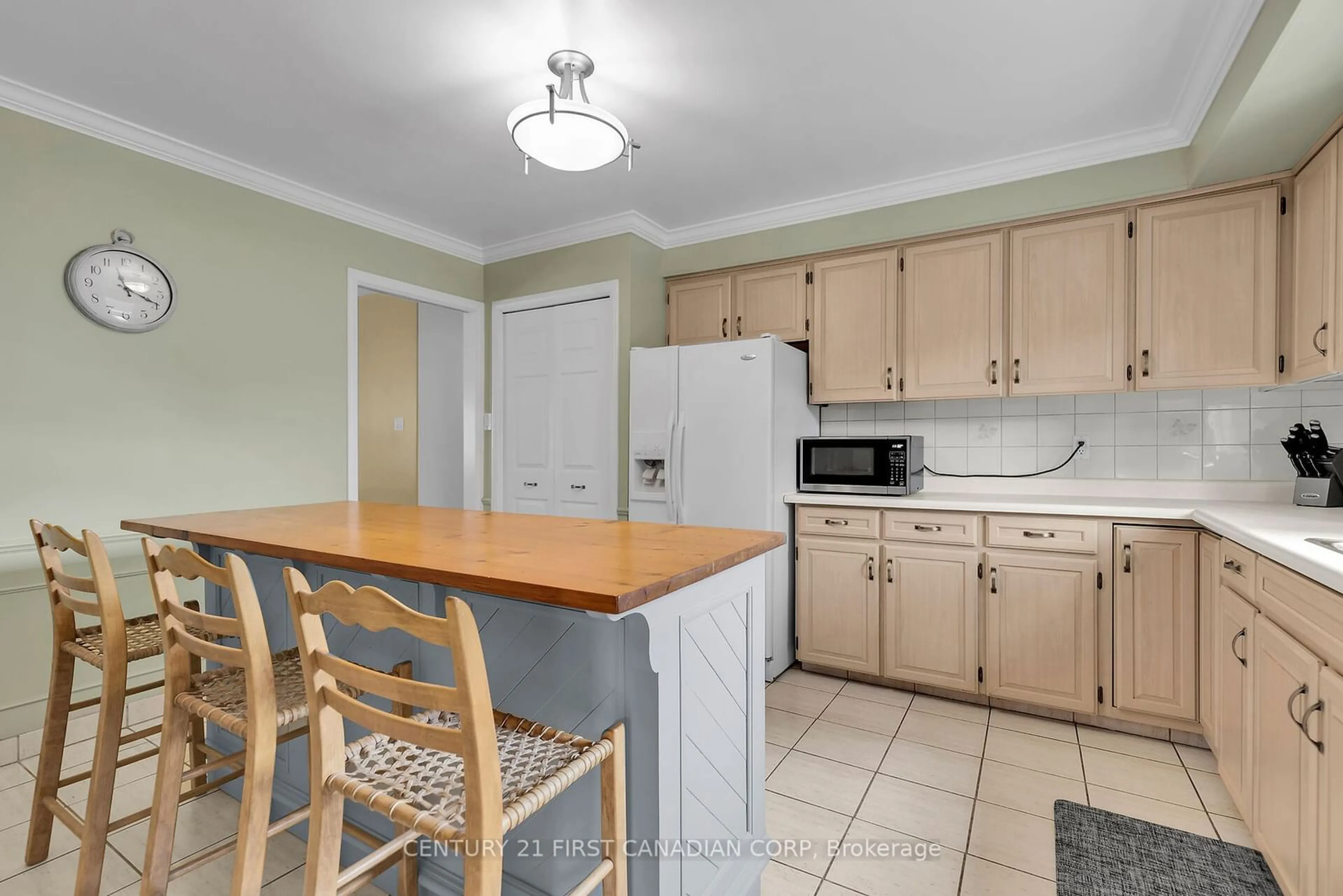 Standard kitchen for 35 Cheviot Pl, London Ontario N6C 4Z1