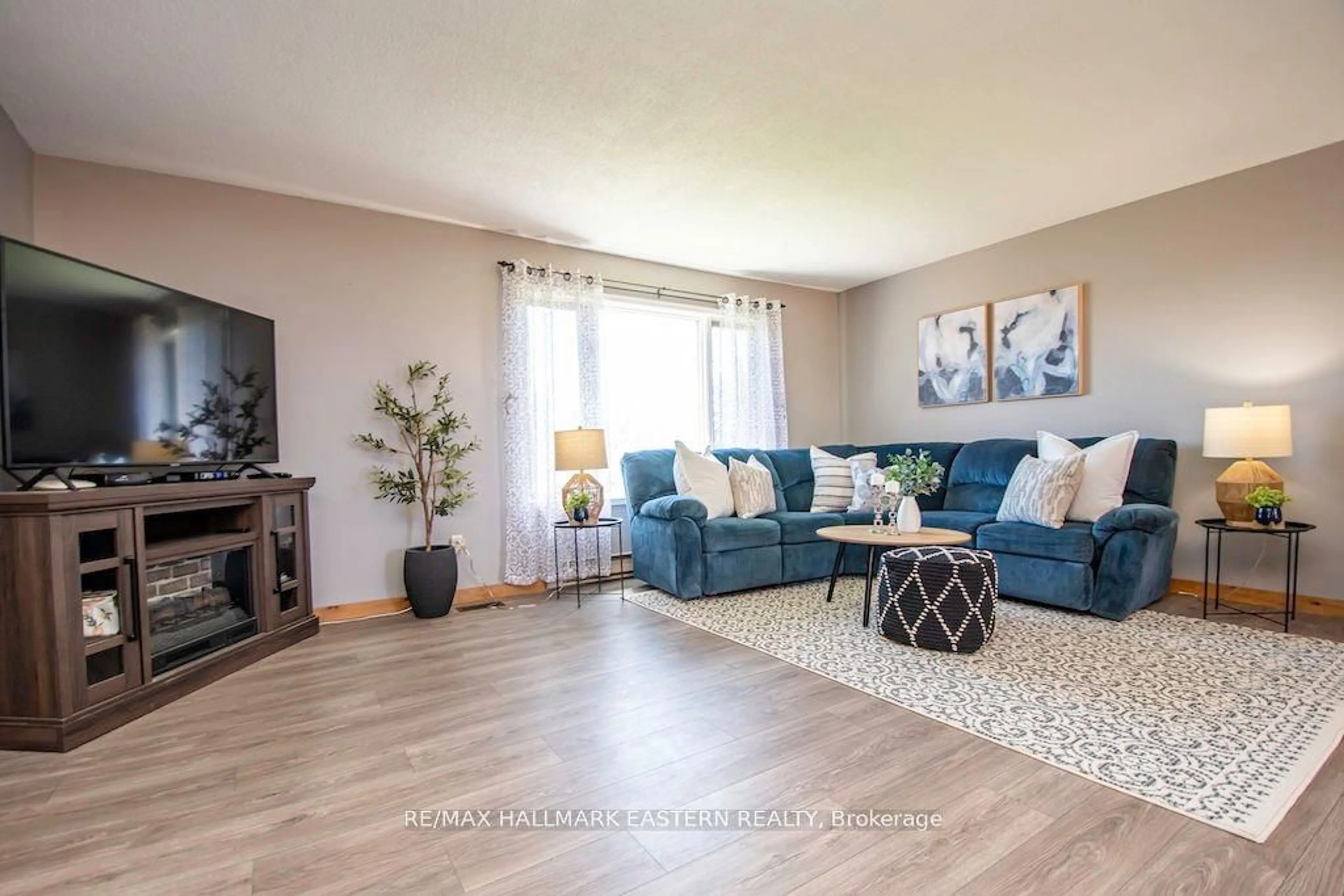 Living room, wood floors for 5 Cedar Tree Lane, Kawartha Lakes Ontario K0M 1A0