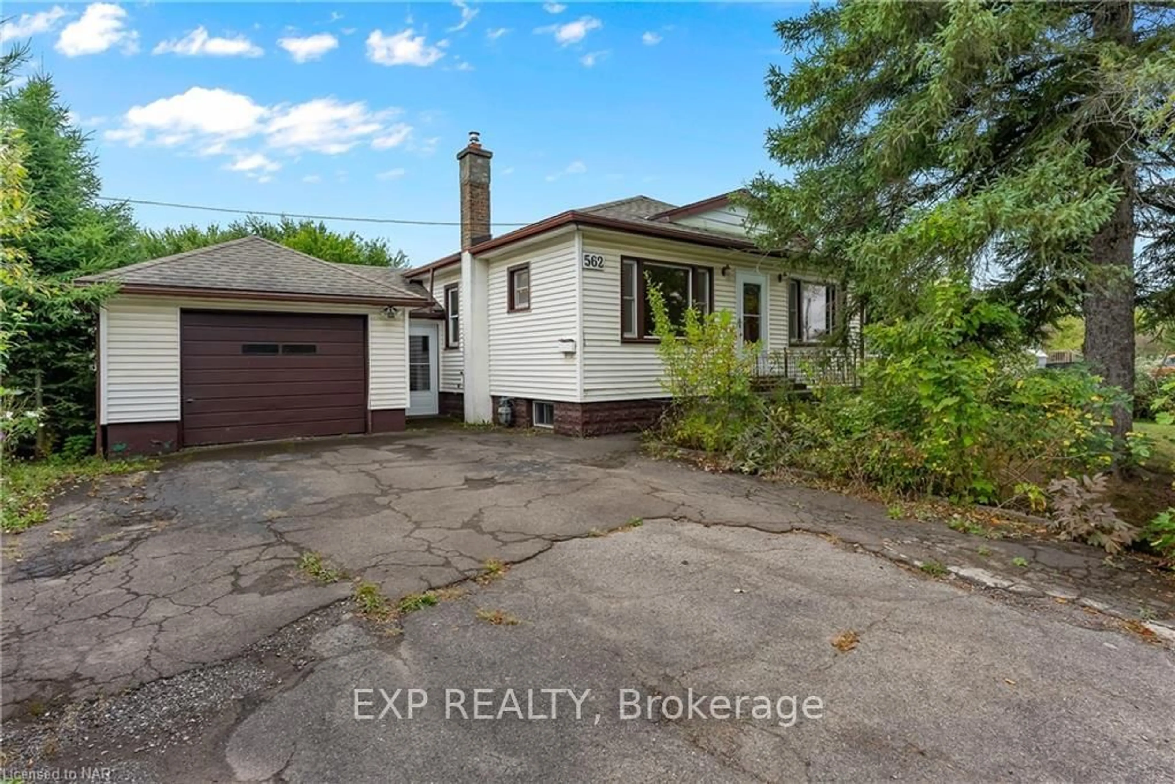 Frontside or backside of a home for 562 BROADWAY St, Welland Ontario L3C 5M5