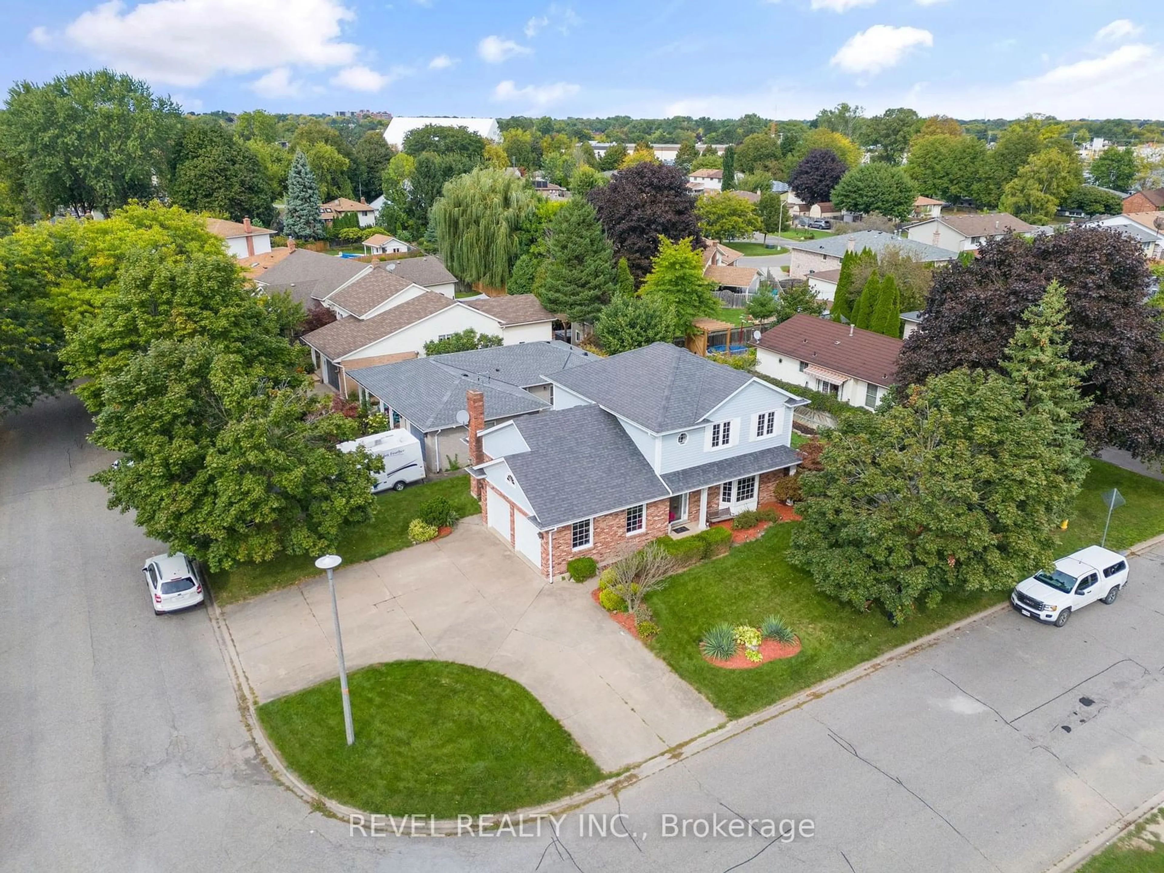 Frontside or backside of a home for 105 Dorothy St, St. Catharines Ontario L2N 6Z6