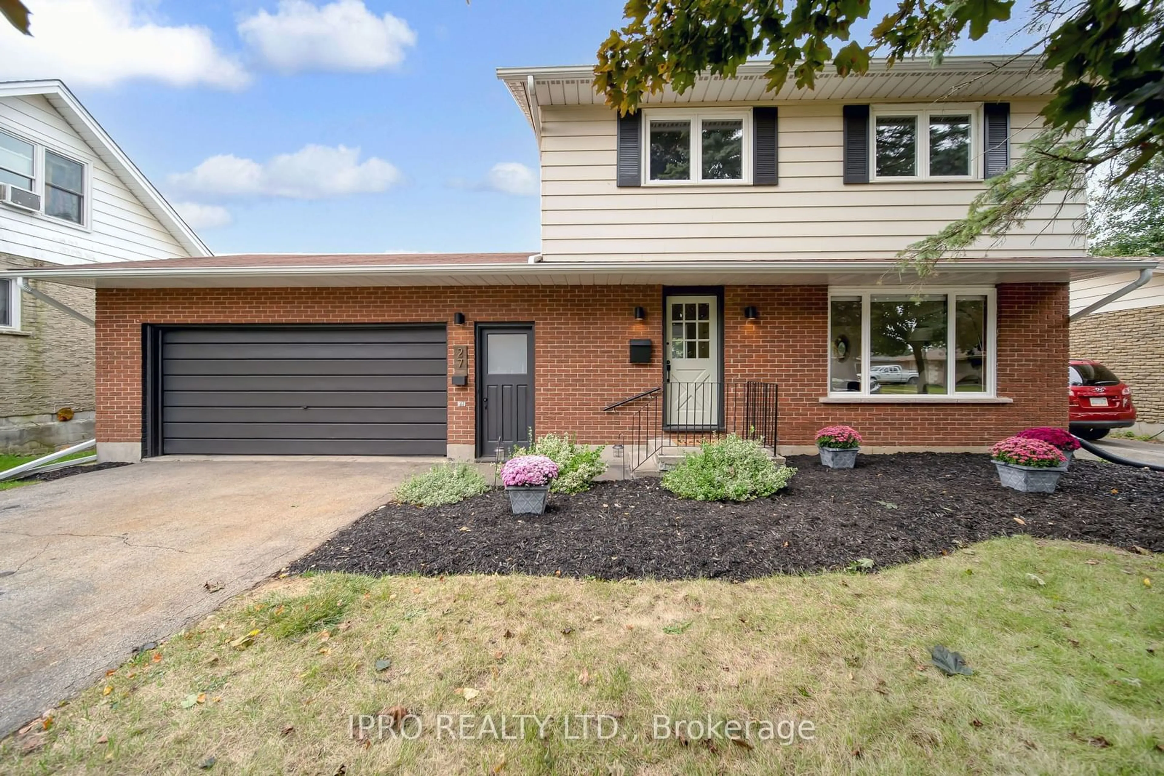 Home with brick exterior material for 27 Tanglewood Terr, Brantford Ontario N3R 3R8