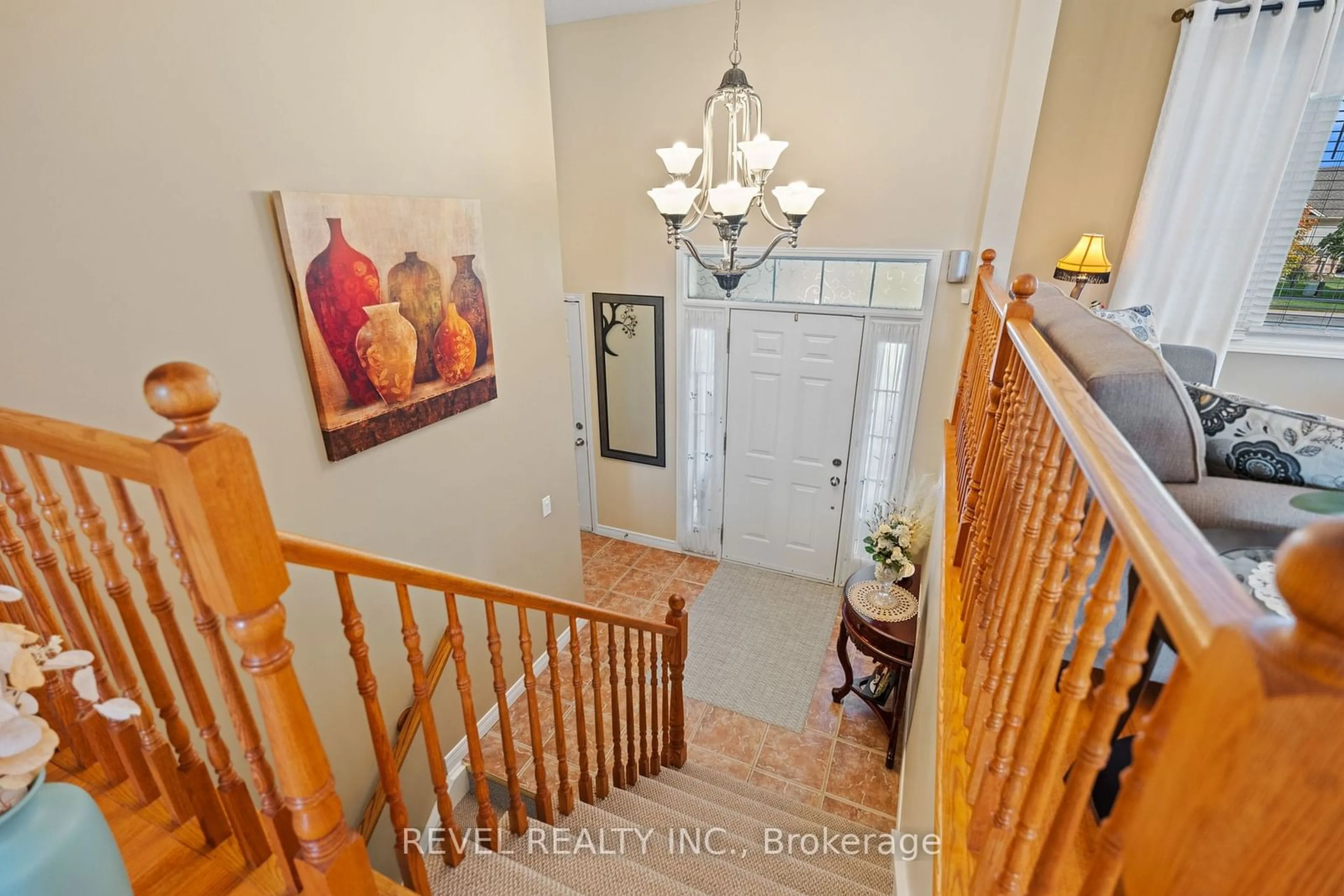 Indoor foyer, wood floors for 130 Loretta Dr, Niagara-on-the-Lake Ontario L0S 1T0