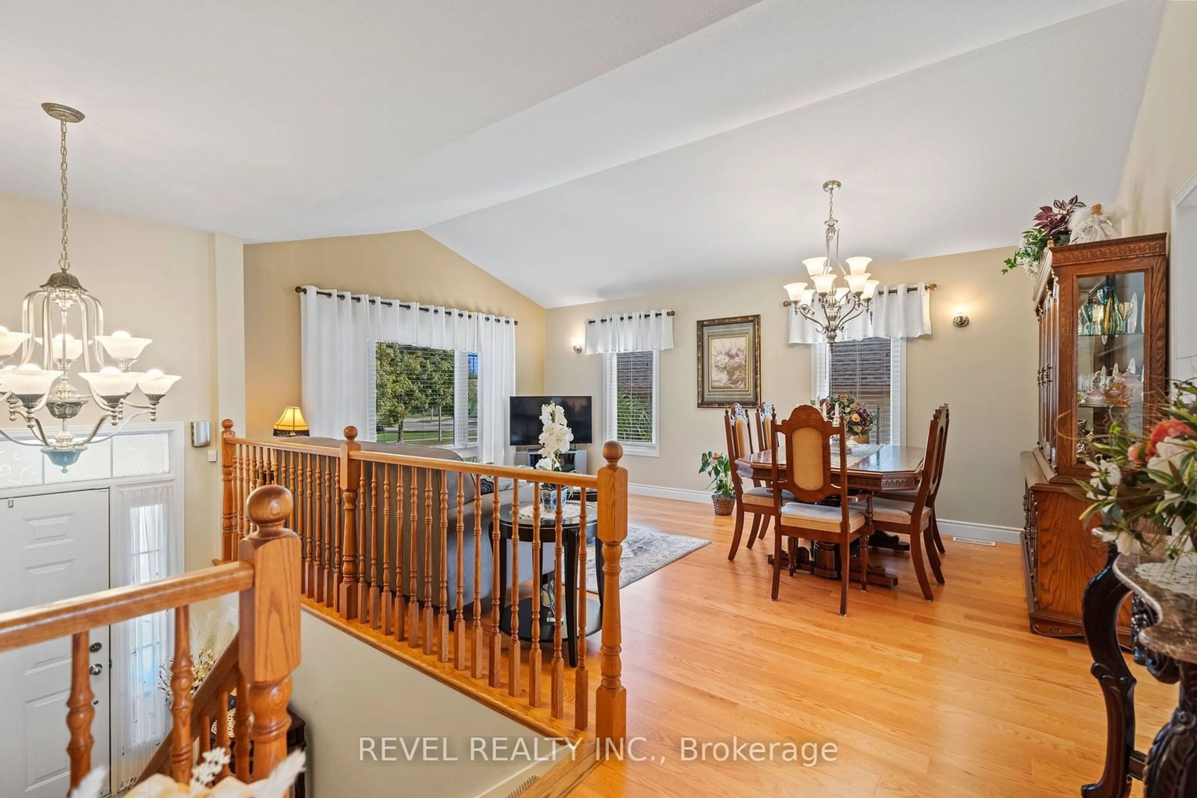 Dining room, wood floors, cottage for 130 Loretta Dr, Niagara-on-the-Lake Ontario L0S 1T0