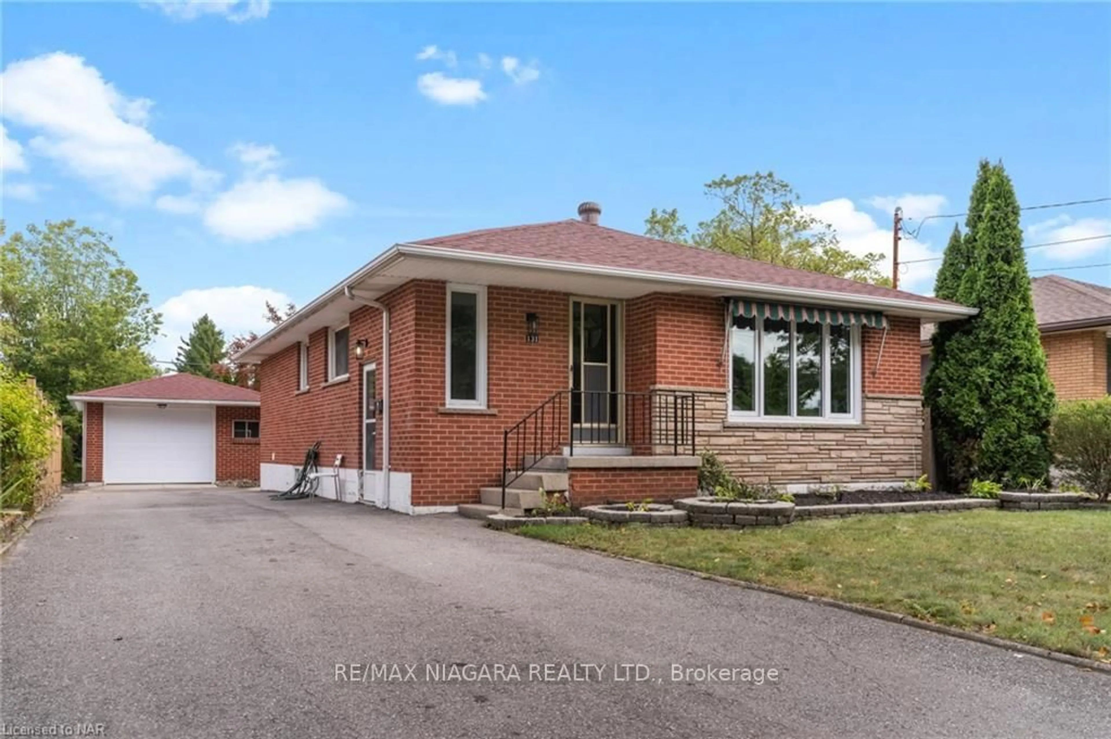 Home with brick exterior material for 131 MANNING Ave, Hamilton Ontario L9A 3E8