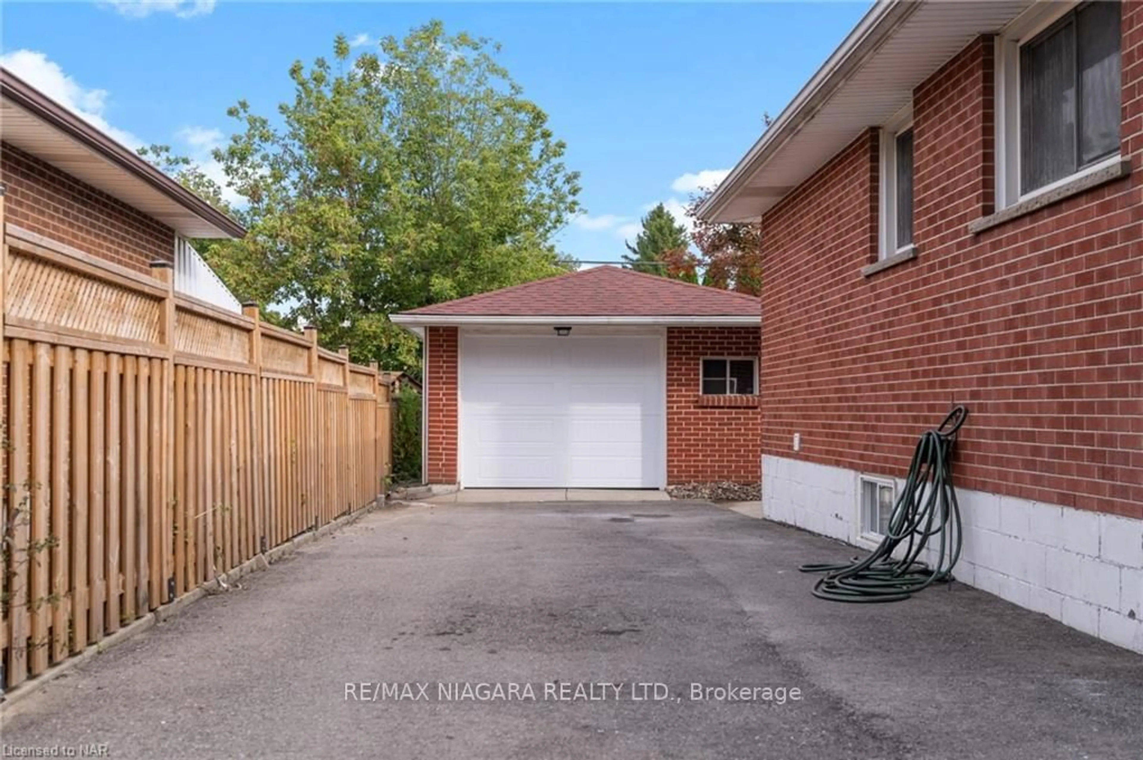 Frontside or backside of a home for 131 MANNING Ave, Hamilton Ontario L9A 3E8