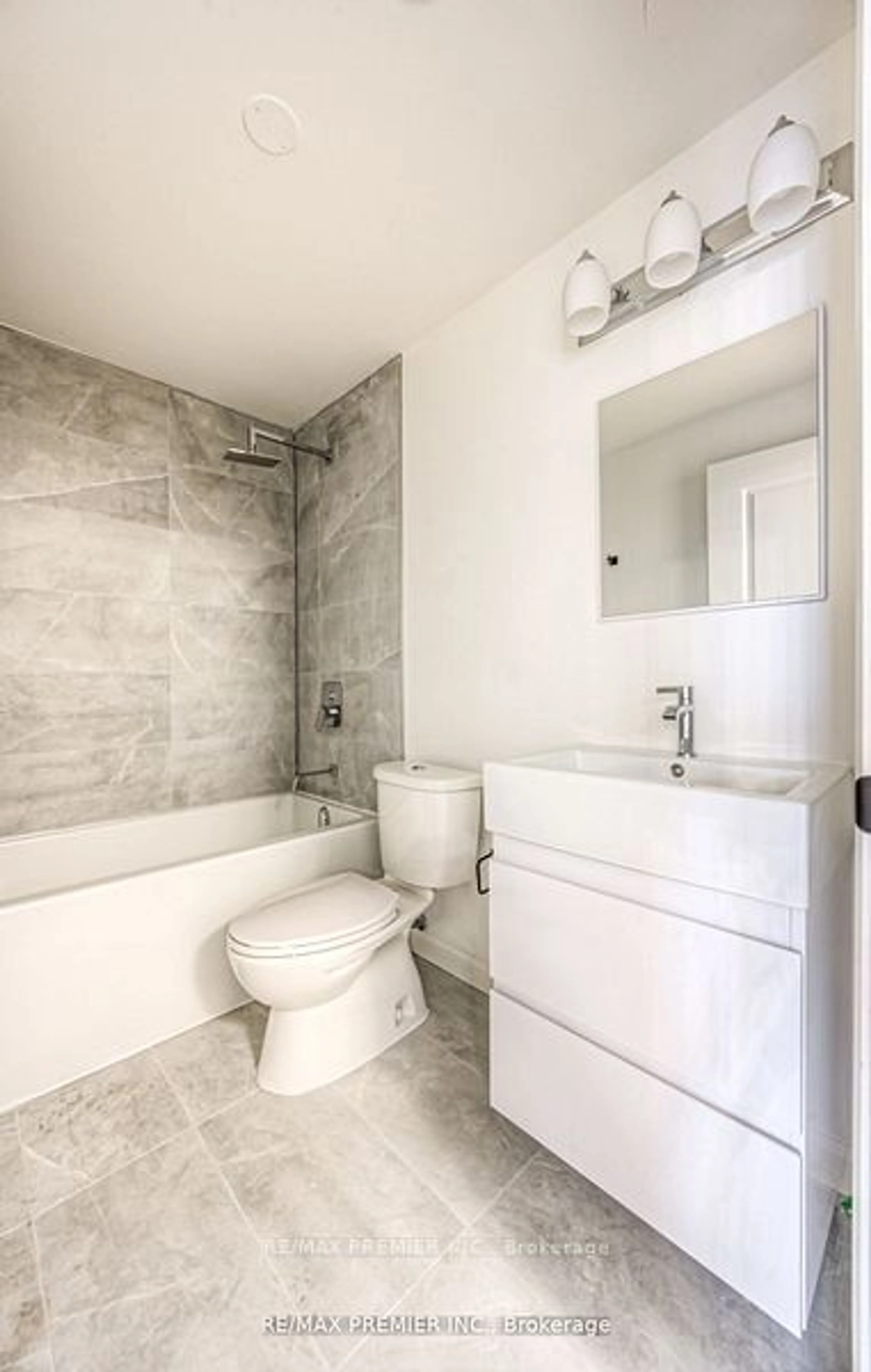 Bathroom for 7 Erie Ave #210, Brantford Ontario N3S 2E7